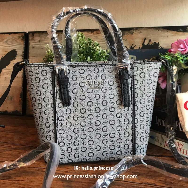 GUESS Factory Women's Diem Logo-Print Mini Tote Bag กระเป๋าถือหรือสะพาย วัสดุpolyesterกันน้ำได้ มีลายsignatureลาย G รอบใบ เปิดปิดด้วยซิปเดียวด้านบน ภายในบุผ้าลายsignatureเช่นเดียวกับด้านนอก สายและหูจับปรับระดับได้ ใช้งานได้หลายโอกาสคร้า!!