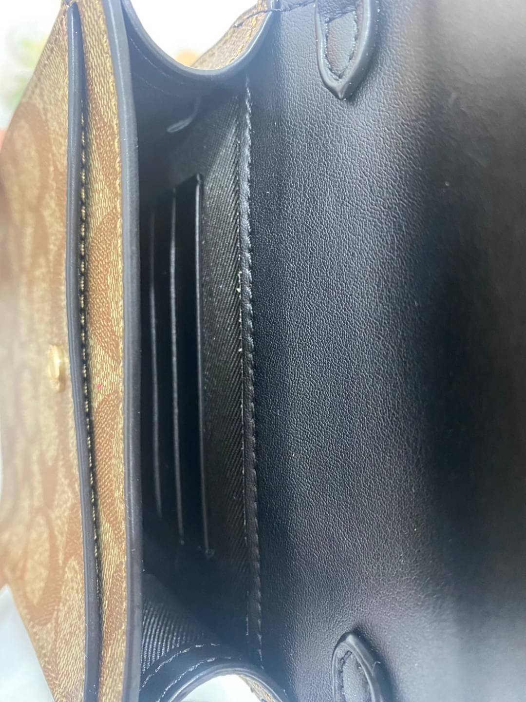 COACH RACHEL PHONE CROSSBODY IN SIGNATURE CANVAS พร้อมส่ง กระเป๋าสะพาย case phone ต้องมา ให้คุณพกพา gadget ล้ำไปได้ทุกที่ ใส่โทรศัพท์มือถือได้ทุกรุ่น ดีไซน์ใหญ่กว่าเดิม