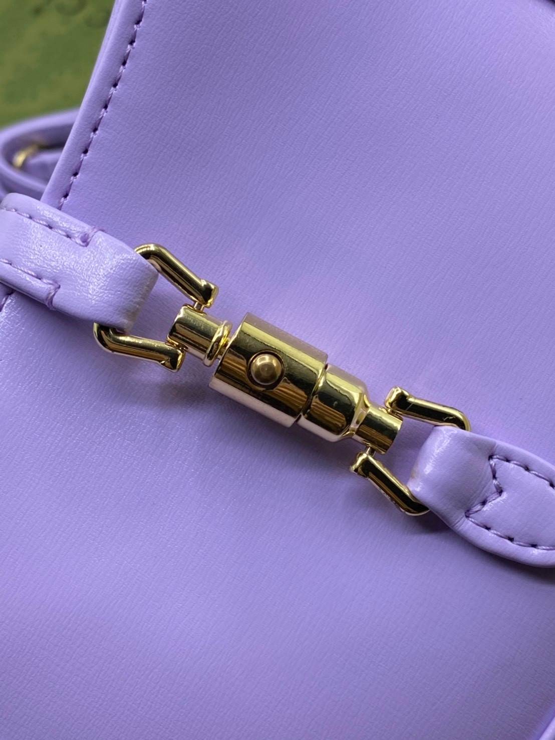 VIP GIFTbag 】หนังแท้ GUCCI Jackie 1961 mini shoulder bag กระเป่ารุ่นฮิตจาก Gucci ต้องบอกเลยว่าสำหรับสาวๆหลายคนนั้น ที่ชื่อชอบ หรือเป็นสาวกกลับแบรนด์อย่าง Gucci ต้องบอกเลยนะว่าสำหรับรุ่นนี้ห้ามพลาดไปทีเดียว บอกว่าได้เป็นตำนานควาวินเทจได้อย่างดี โดยขนาดของต