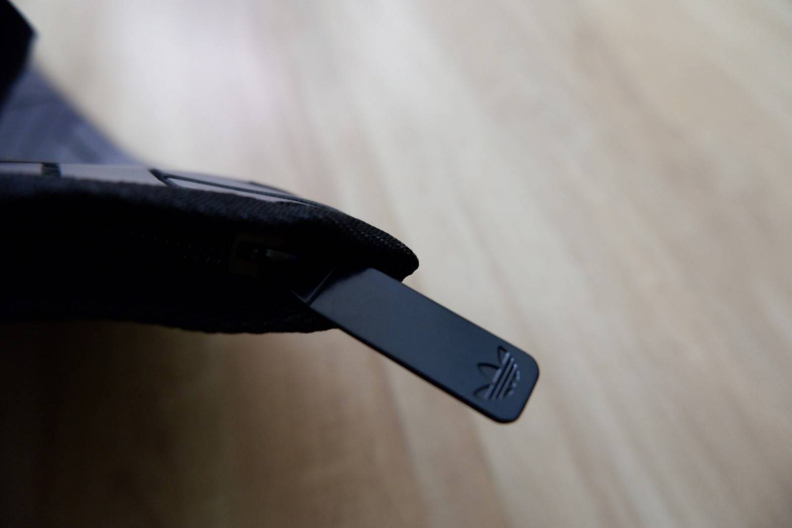 Adidas Original Shopper 3D Tote Bag Trefoil Handbag . Classic Sports กระเป๋าถือหรือสะพาย ลาย graphic ทรง sport วัสดุ polyurethaneเนื้อ matte หนังนิ่ม น้ำหนักเบา เปิดปิดด้วยซิป ภายในกว้างโล่ง ใส่ A4, iPad และของใช้ได้เยอะ Unisex ใช้ได้ทั้ง ช ญ ค่ะ