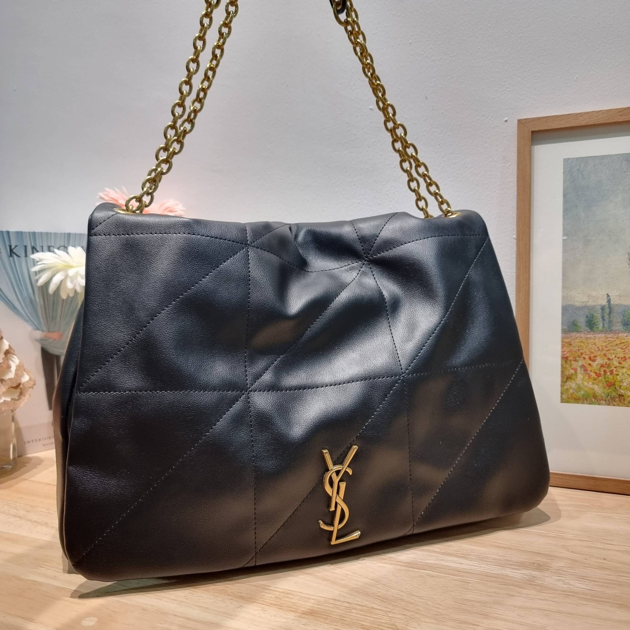 YSL jamie 4.3 in lambskin กระเป๋าสะพายใบใหญ่ เรียบหรู ดูปัง ดูแพง สีดำคลาสสิคตัดกับอะไหล่สีทองได้อย่างลงตัว ครบเครื่องตัวมัม! ดีไซน์ใหม่ 2023 สัมผัสผิวกระเป๋าดูดีมากๆ