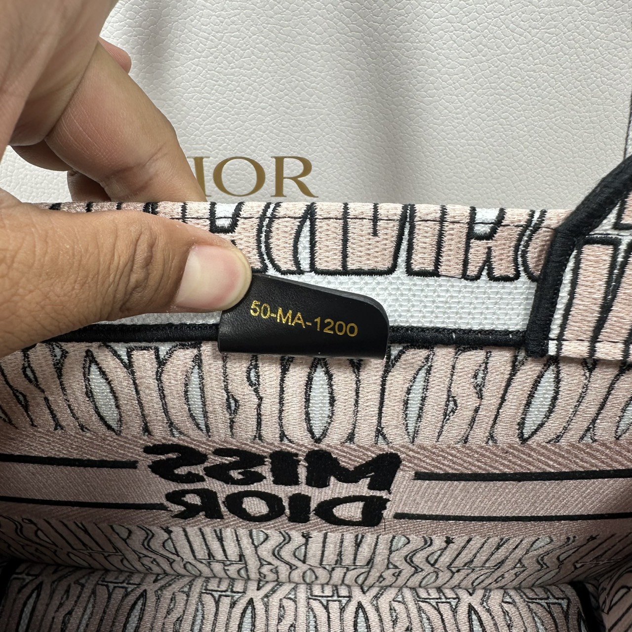 ORI หนังแท้ | Dior Miss Dior Allover Book Tote Handbag 14" กระเป๋าทรงโท้ทคอลใหม่ ดีไซน์ลวดลายกราฟฟิกสวยงามและหรูหราโดดเด่นไม่เหมือนใคร
