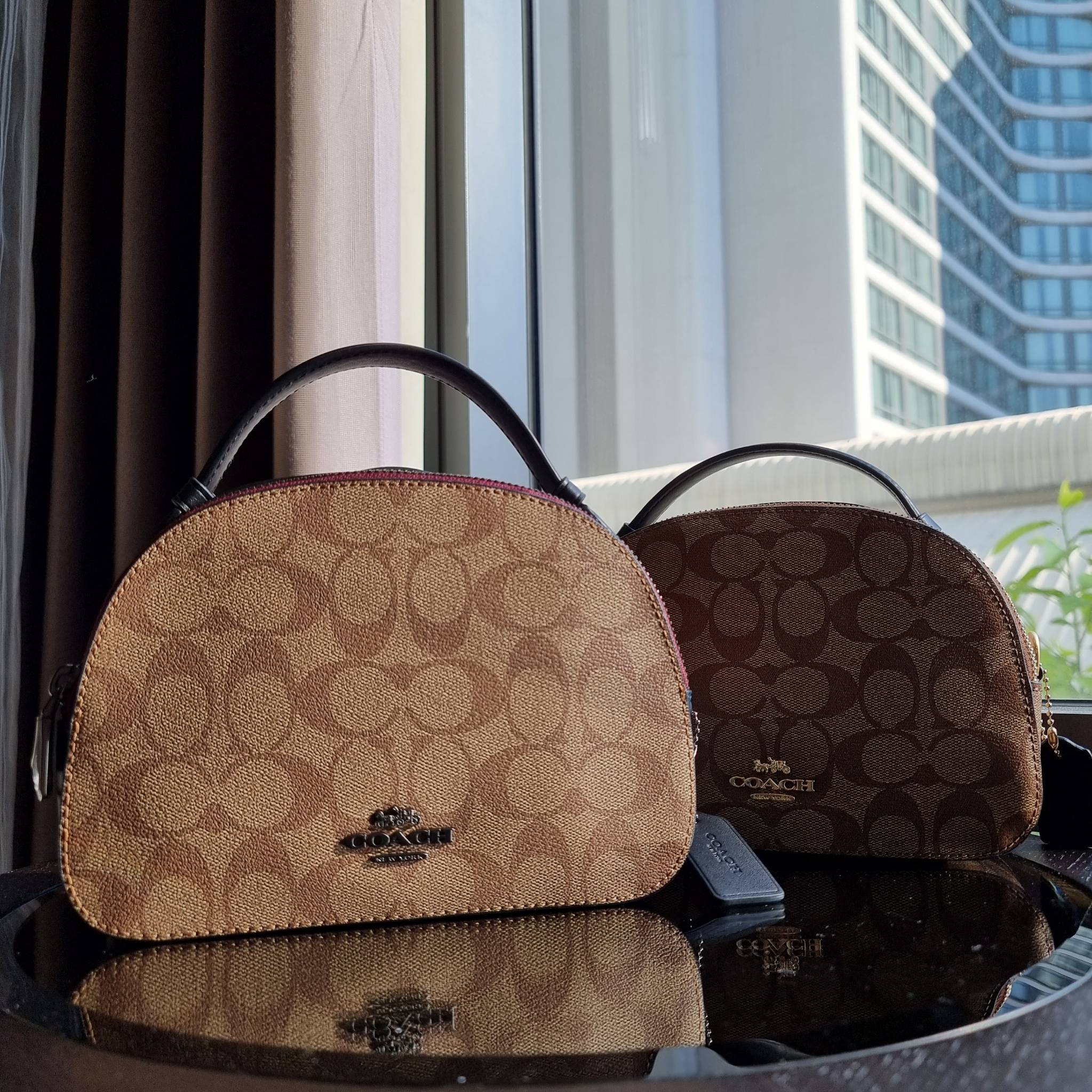 OUTLET 】COACH 1591 SERENA SATCHEL IN SIGNATURE CANVAS กระเป๋าสะพายคอลเลคชั่นยอดฮิต ดีไซน์ลุคผู้ดี ต้องยกให้น้องใบนี้เลย!! จัดสีขายดี สีลุคคุณหนูมาให้ สวยตาแตก!! วัสดุหนังแคนวาส เปิด-ปิดด้วยซิป 2 ช่องหลัก ภายในเป็นช่องโล่ง เก็บของได้แบบสบายๆ ใส่มือถือได้ทุ