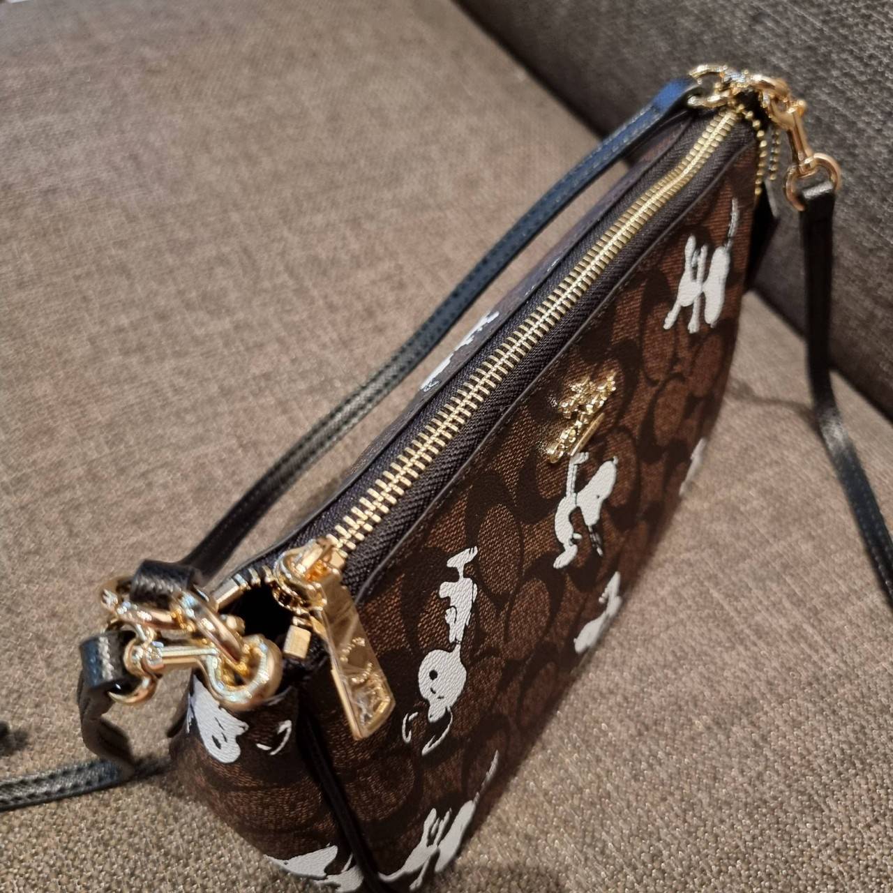COACH F36674 TOP HANDLE POUCH IN SIGNATURE WITH SNOOPY PRINT คอลเลคชั่นใหม่ ในสไตล์พอช มาให้ช้อปก่อนใครในไทยจ้า น่ารักน่าใช้ไปอีกกับกระเป๋าสะพายทรงฮิตตลอดกาล ด้วยดีไซน์ที่ออกมาให้ใช้งานได้ง่าย ขนาดกำลังเหมาะ วัสดุแคนวาสทนทาน ดีไปหมดขนาดนี้!! คุณลูกค้าถึงส