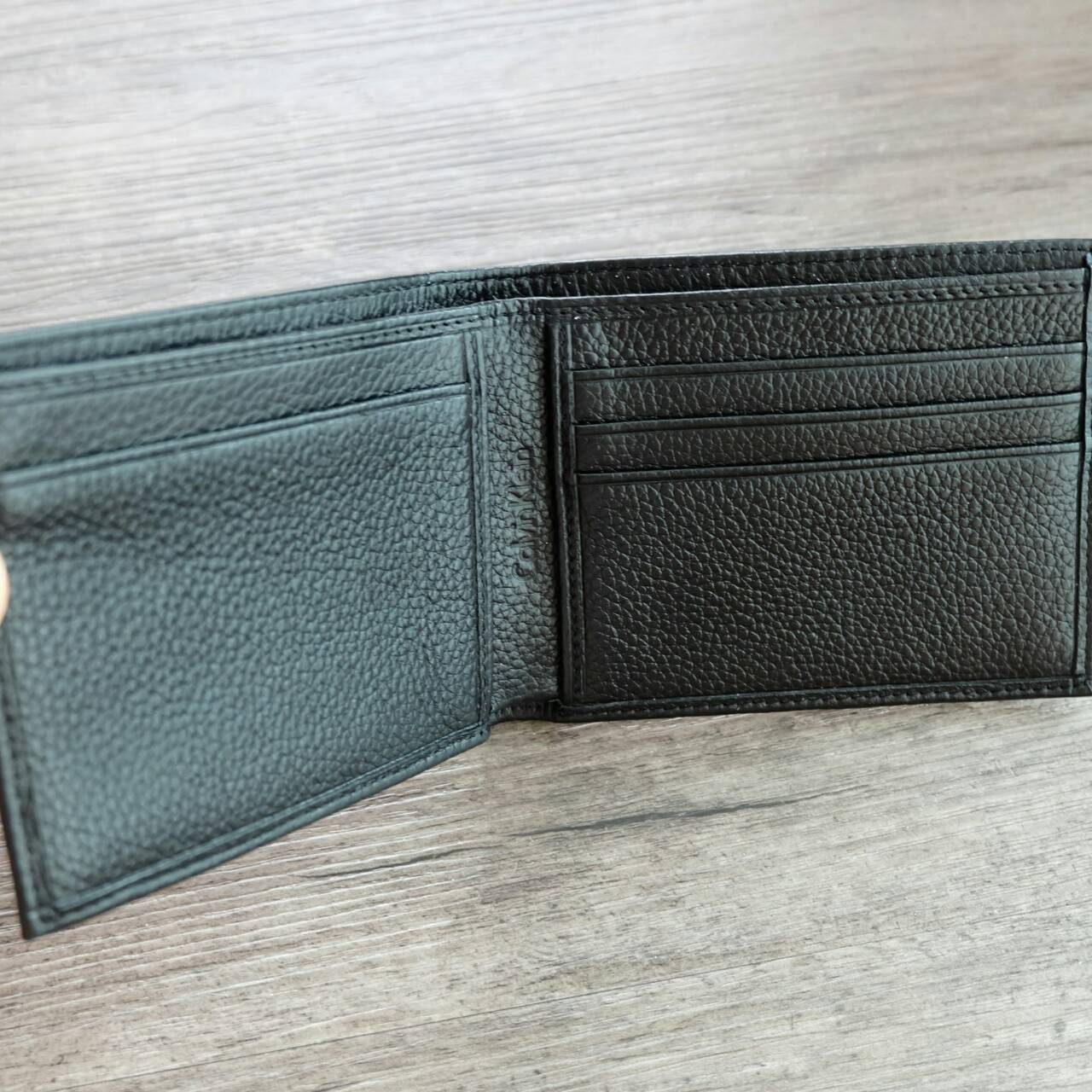 Calvin Klein Short Wallet กระเป๋าสตางค์ใบสั้น ด้านหน้ามี logo brand สีเงิน มาพร้อมกระเป๋าใส่บัตรใบเล็กอีก 1 ใบ จะมอบเป็นของขวัญหรือใช้เองก็แนะนำค่ะ