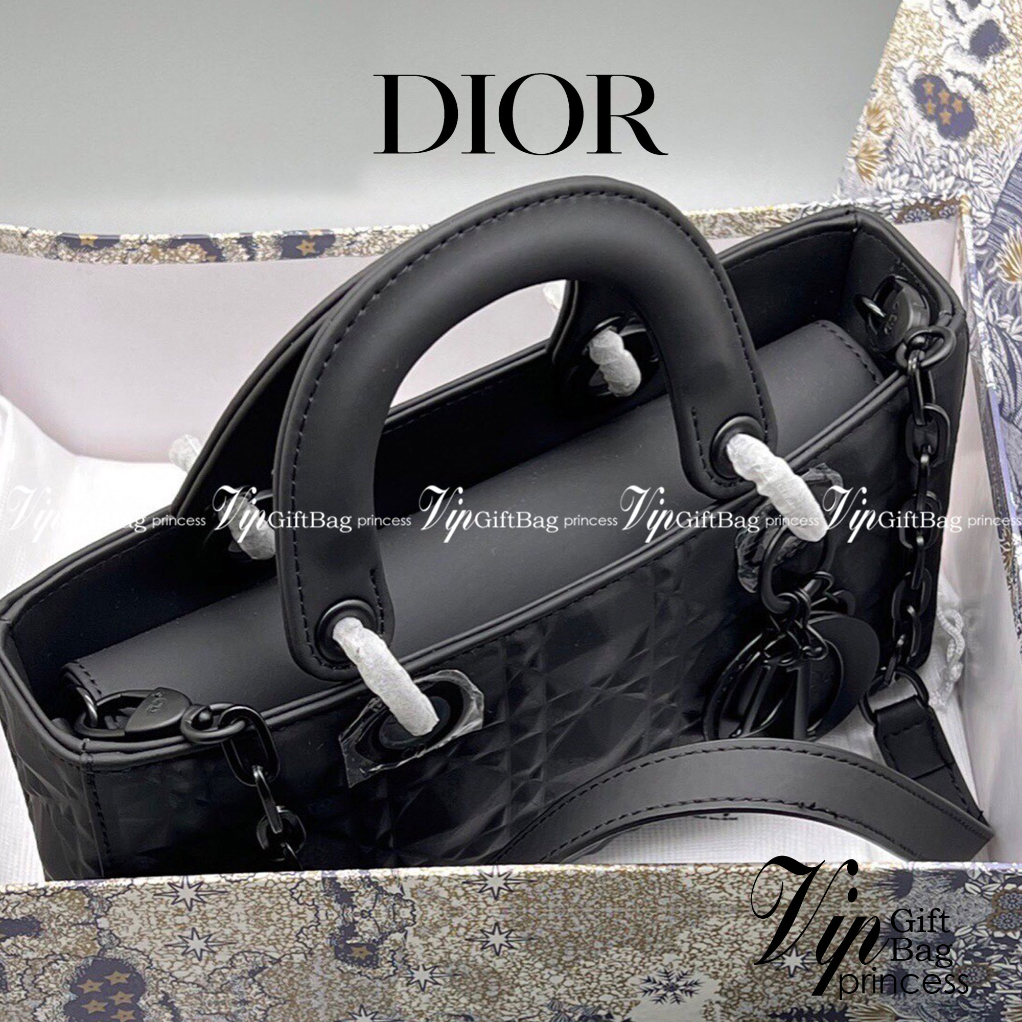 หนังแท้ DIOR LADY D-JOY BAG Cannage Calfskin with Diamond Motif กระเป๋าสะพาย ของความสง่างามเอกลักษณ์ Lady Dior รังสรรค์ขึ้นจากหนังลูกวัว Cannage ที่มีลวดลายเพชร เสน่ห์ที่ประดับประดาอย่างหรูหรา มีสายสะพายโซ่แบบถอดได้ ภาพสินค้าถ่ายจากงานขายจริง ใช้งานต่างปร