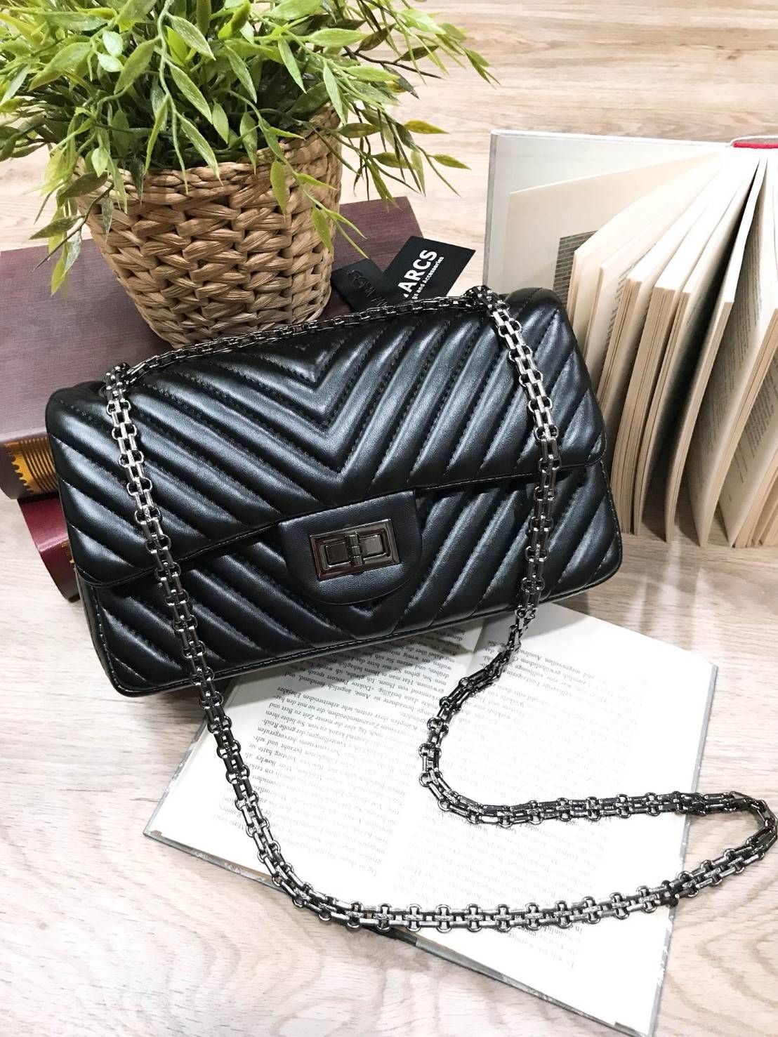 MARCS WOMAN QUILTED CHAIN SHOULD BAG New arrival! กระเป๋าสะพาย วัสดุหนังแกะสังเคราะห์ นิ่มสวย อยู่ทรง ลาย chevron สไตล์ Chanel ขนาดกำลังดี น้ำหนักเบา เปิดปิดด้วยตัวล็อคบิด พร้อมฝาปิดกระดุมแม่เหล็ก ภายในมีหลายช่อง ทั้งบริเวณด้านหน้า และฝาปิด ภายในกว้าง และ
