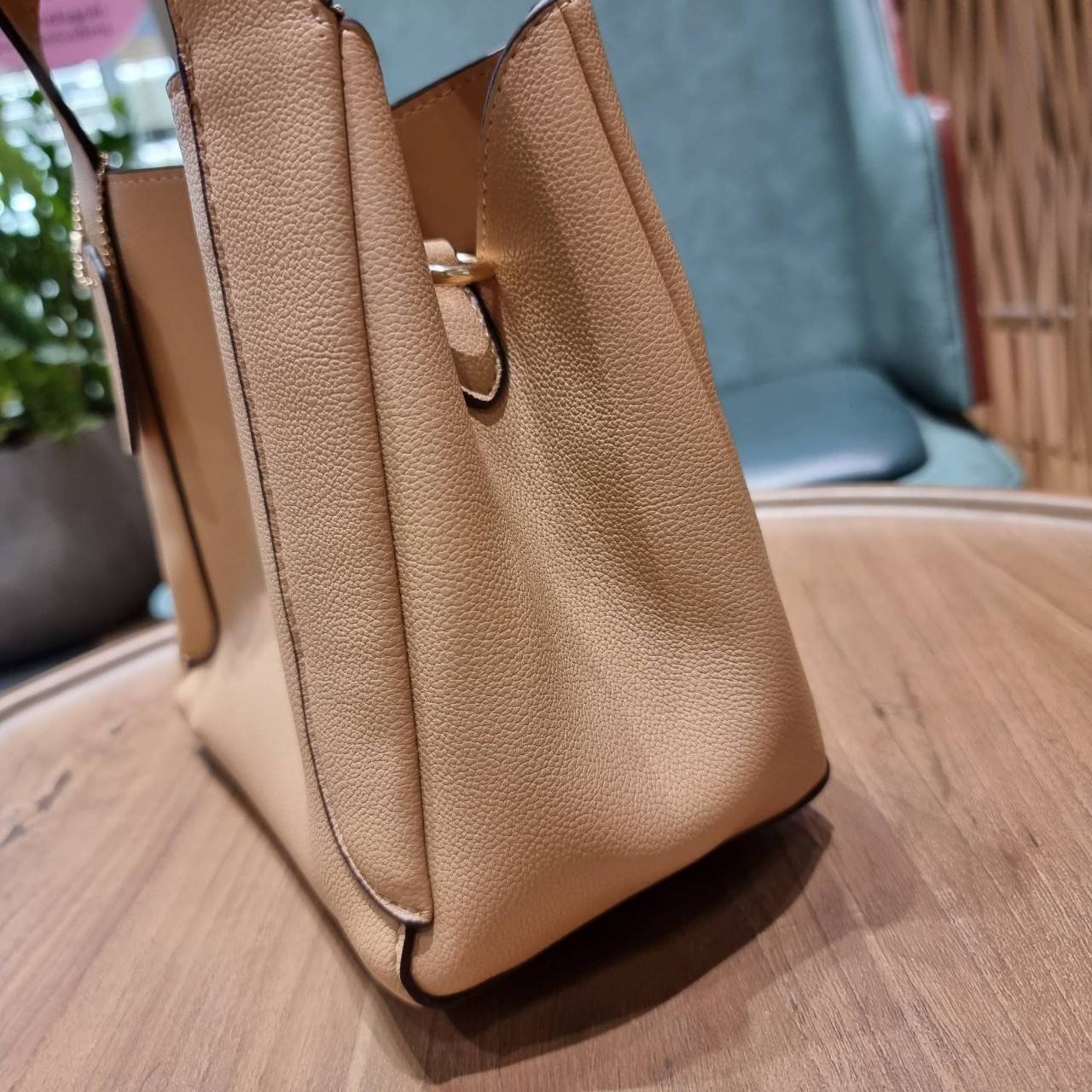 COACH 78800 HADLEY HOBO 21 ไอเท็มยอดนิยม คลาสสิคในทุกโอกาส กระเป๋าทรงโฮโบ ทรงสวยใช้งานได้ทุกลุค แมชท์ง่ายกับทุกสไตล์ วัสดุหนัง pepble เปิด-ปิดด้วยกระดุมแม่เหล็ก มีตะขอล็อคที่ปากกระเป๋าเพื่อปรับทรงใช้งานได้ ภายในโล่งกว้าง ใส่ได้ทุกอย่าง!! มีสายสะพายให้ หรื
