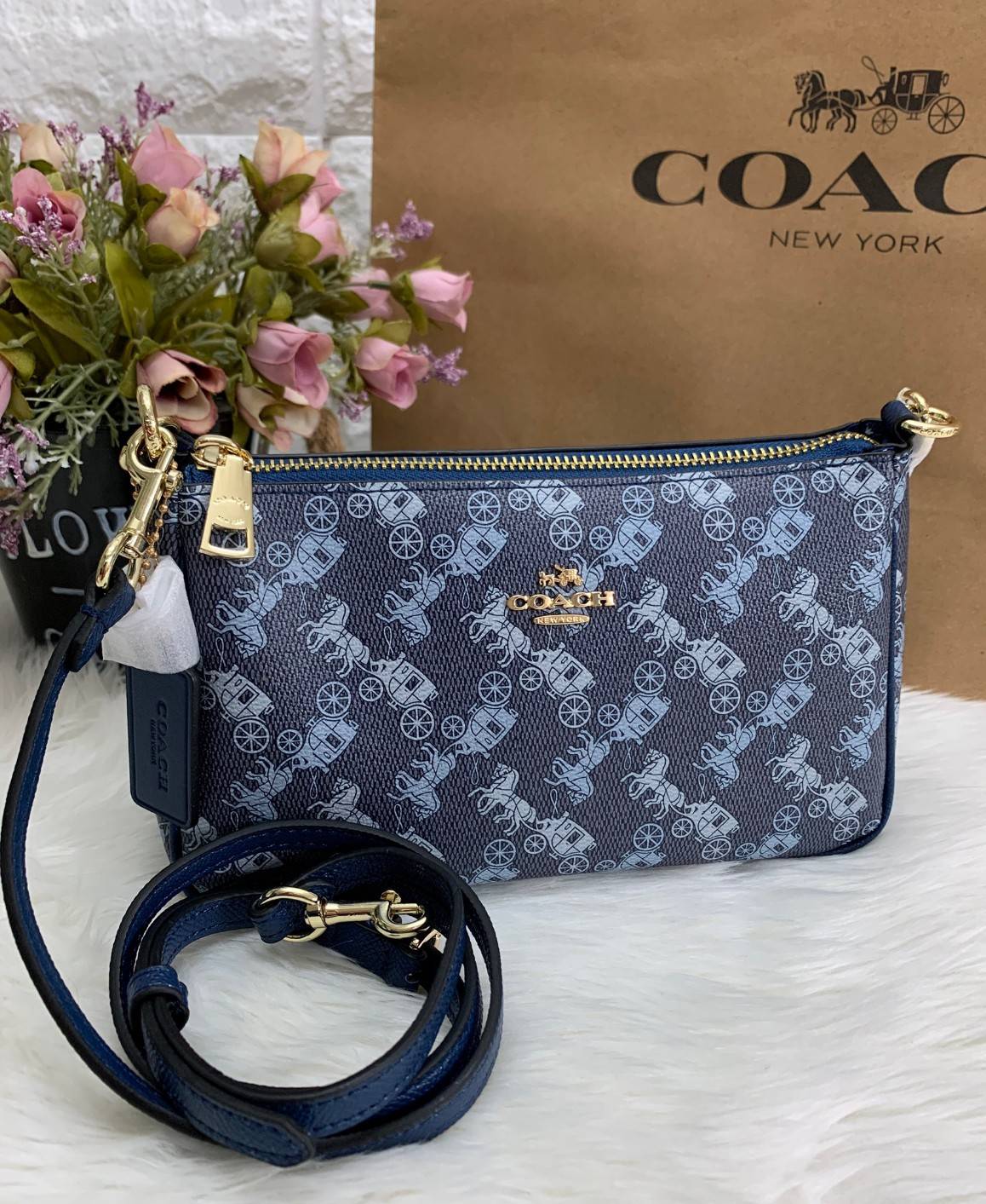 COACH POUCH HORSE AND CARRIAGE PRINT ((36674)) รุ่นแนะนำ ได้ไปไม่ผิดหวังแน่นอนค่ะ! กระเป๋าหิ้ว//สะพายไหล่//สะพายข้างได้ วัสดุ pvc นิ่มอย่างดี ลายรถม้าทั้งใบ สวยงามค่ะ เปิดปิดกระเป๋าแบบซิป ภายในสามารถใส่กระเป๋าเงินใบยาวได้;ของจำเป็นได้ครบค่ะ มีช่องเล็กให้ใ