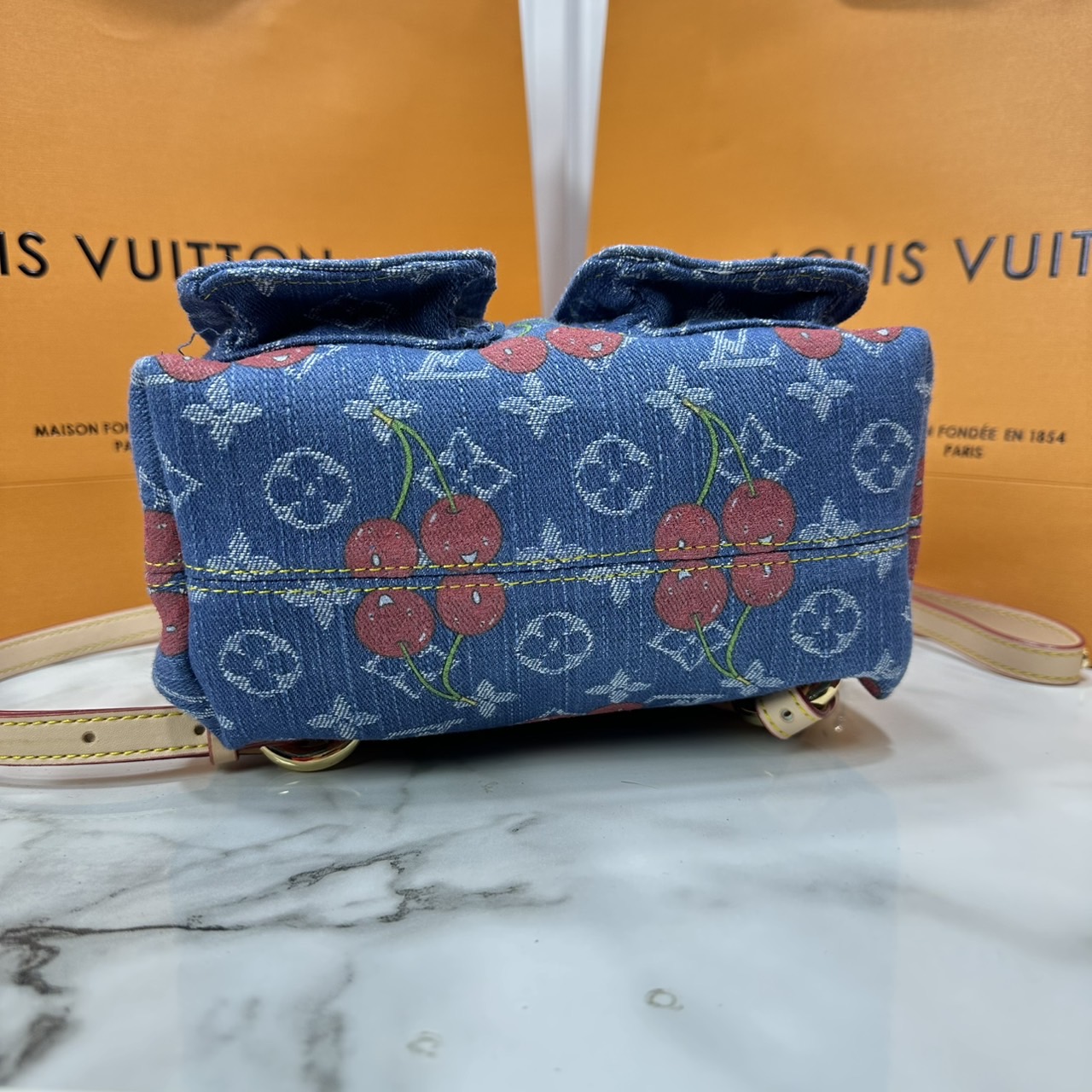 ORI หนังแท้ | LV x TM - Venice NM bag Monogram cherry denim กระเป๋าเป้สะพายหลังรุ่น Venice ดีไซน์ใหม่มีชีวิตชีวา แสนสดใสด้วย Monogram เดนิมแต่งดีเทลปักลายเชอร์รี่โดดเด่นสะท้อนความงามเปี่ยมสีสันอันเป็นเอกลักษณ์