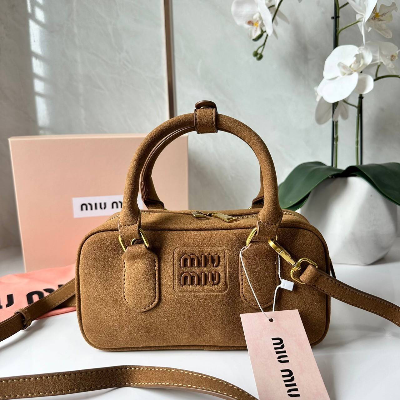 MIU MIU Arcadie padded suede top-handle bag กระเป๋าถือ/สะพาย คอลใหม่ล่าสุด รุ่นฮอทดีไซน์เหลี่ยม งานกำมะหยี่หนังกลับสวยละมุน น่ารักน่าใช้มากค่ะ