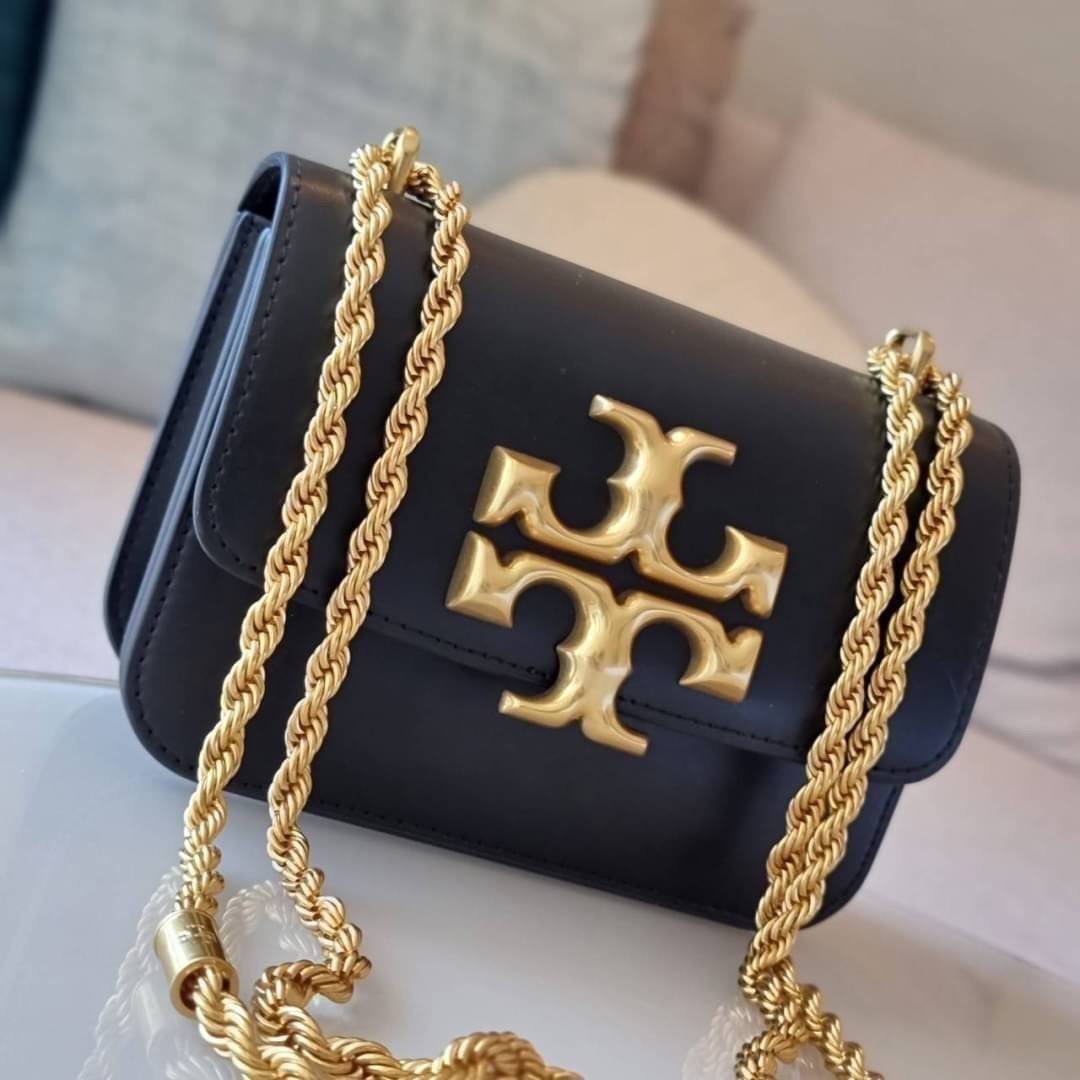 TORY BURCH ELEANOR SMALL CONVERTIBLE SHOULDER BAG ฮอตไอเท็ม รุ่นนี้ขายดีขายหมด สวยหรู คุณหนู ผู้ดี!! หายากมากแล้วน้า กระเป๋าสะพายข้าง ดีไซน์อยู่ทรง ขนาดกำลังสะดวกใช้สำหรับสาว วัสดุหนังแท้เต็มใบ สีทูโทน เปิด-ปิดด้วยแถบแม่เหล็ก ภายในแบ่งสัดส่วนได้เป็นอย่างด