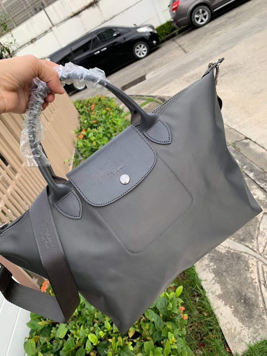 8สี พร้อมส่ง Longchamp LE PLIAGE NÉO TOP HANDLE BAG (medium size) อีกหนึ่งรุ่นยอดนิยม ที่สาวๆ ต้องมีไว้เก็บไว้สักใบ กระเป๋าโท้ทใบนี้ มาพร้อมกับสีที่มีสไตล์เรียบง่าย มีสายสะพายยาวปรับสั้นยาวได้ช่วยให้คุณสามารถสะพายไหล่ได้อย่างสบาย ในตัวสายปักโลโก้อันเป็นสั