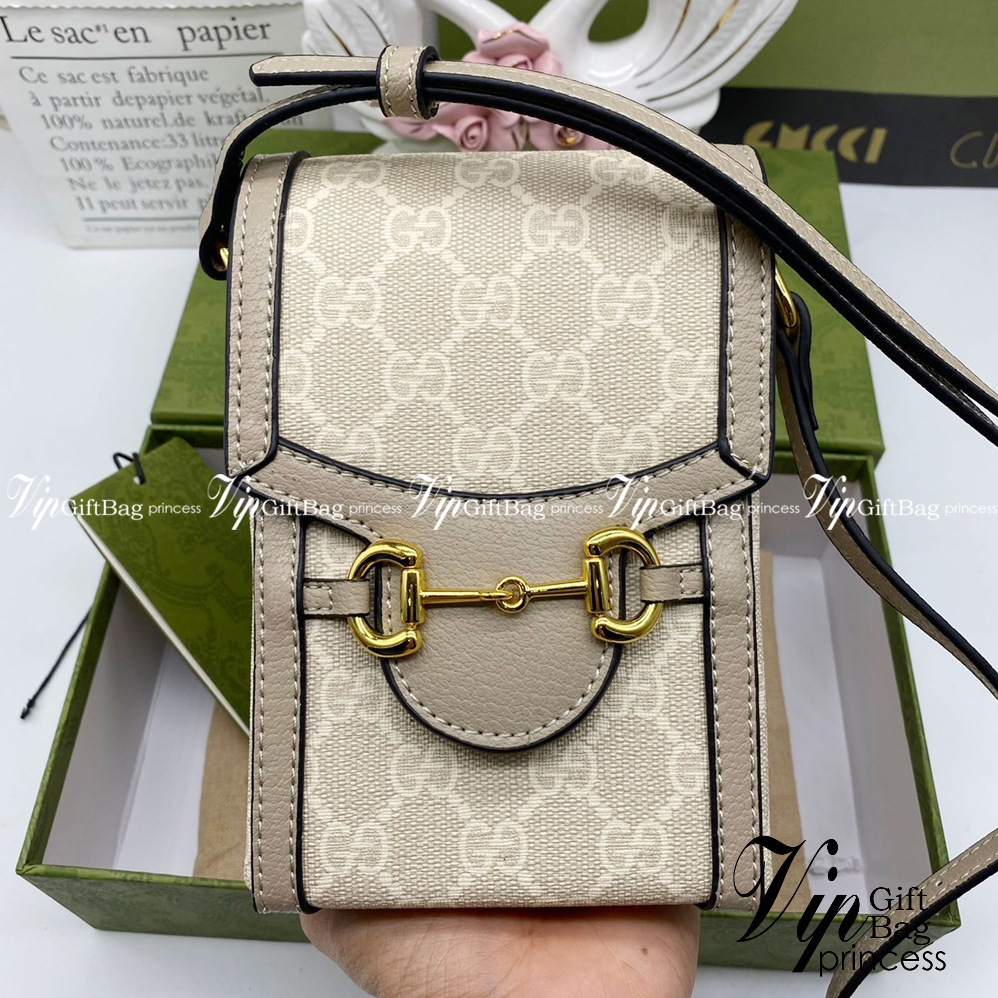 Gucci Horsebit 1955 mini bag / Gucci Phone Bag เกรดใช้งานสลับใบจริงได้ ออริจินอล รุ่นยอดฮิต ไซส์มินิ ที่ใครๆก็ต้องรู้จัก!! กับกระเป๋าขนาดมินิ ได้รับแรงบันดาลใจมาจากดีไซน์ดั้งเดิม ซึ่งแอคเซสเซอรี่นี้โดดเด่นด้วยรายละเอียดดั้งเดิมที่ทันสมัยโดยเน้นที่ฮอร์สบิต