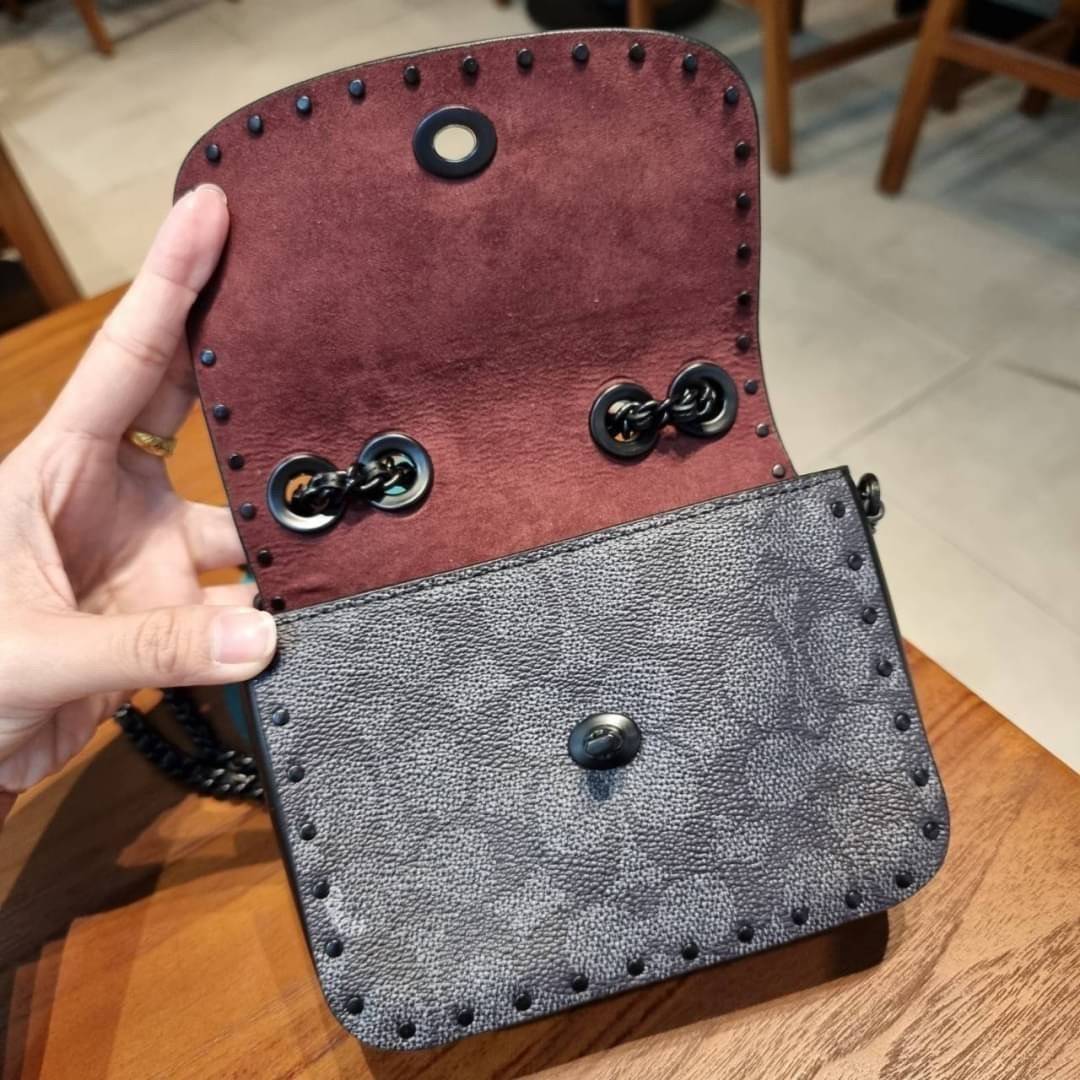 COACH C2462 MADISON SHOULDER BAG 16 IN SIGNATURE CANVAS WITH RIVETS กระเป๋าสะพายข้าง ไซส์กะทัดรัด พกพาง่าย น้ำหนักเบา ดีไซน์สวย โดดเด่นด้วยตัวล็อครูปดอกไม้ สีสันตกแต่งตัดกันกับลายซีอย่างลงตัว วัสดุหนังแคนวาสเคลือบลาย ภายในแบ่งสัดส่วนให้อย่างดี มาพร้อมสายส