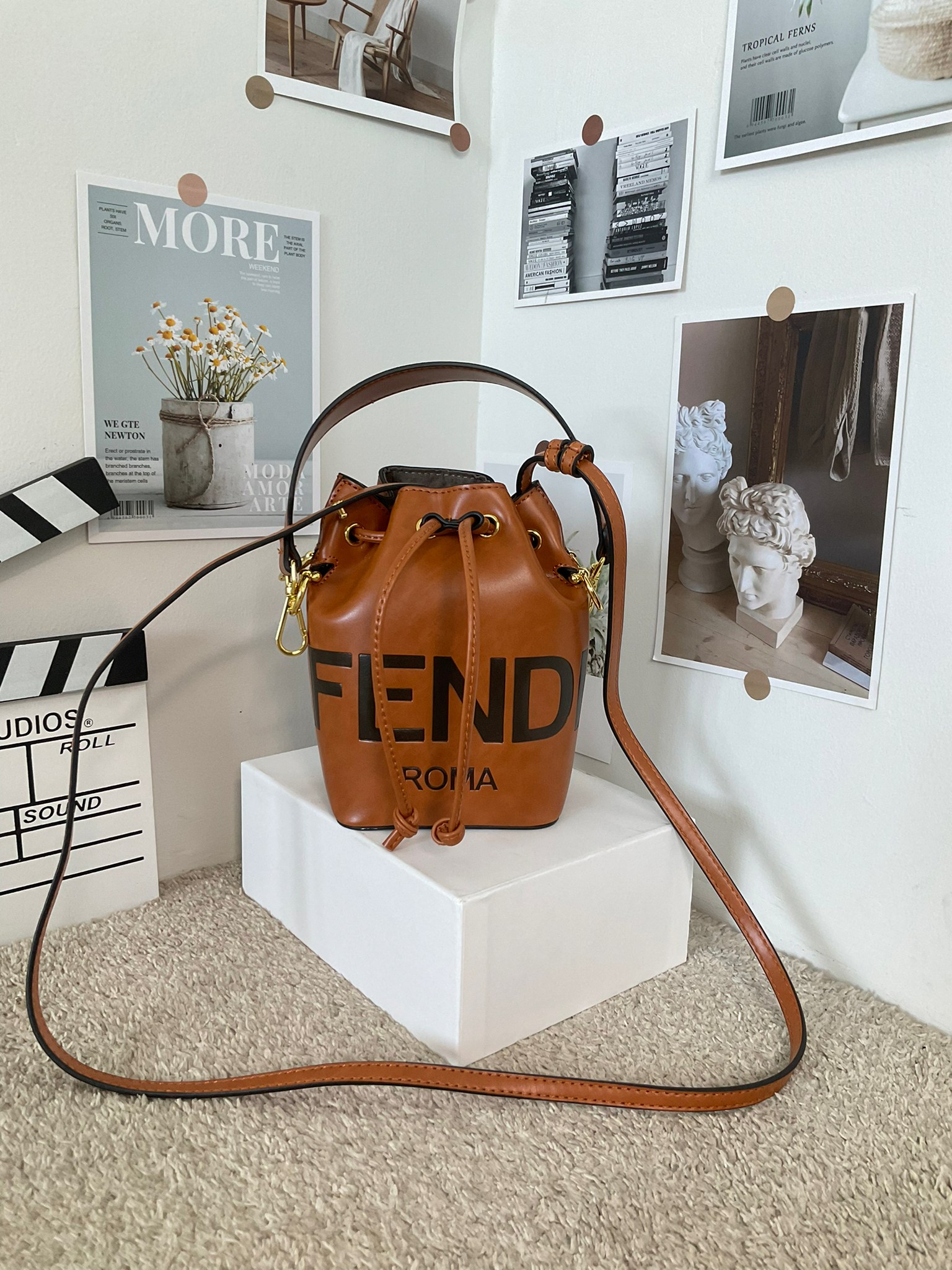 FENDI MON TRESOR MINI LEATHER BUCKET IN BROWN ทรงขนมจีบสุดฮิต! เปิดปิดด้วยตัวเปิดแบบรูด ภายในมีช่องใส่ของหลัก ใส่กระเป๋าสตางค์กลาง + มือถือได้ ทรงนี้กำลังมาแรงมาก อะไหล่ทอง มีสายให้สองแบบ ปรับเปลี่ยนลุคได้ง่าย พร้อมส่งที่ไทยราคาสุดคุ้มห้ามพลาดค่ะ!