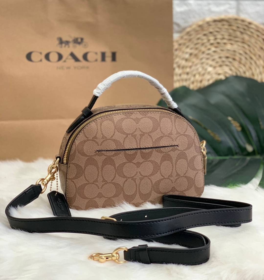 COACH SERENA SATCHEL CROSSBODY BAG กระเป๋าทรงโดมเล็ก น่ารัก แต่ใส่ของได้จุเลยทีเดียว!! มี2ช่องซิปหลัก ช่องค่อนข้างกว้าง สามารถใส่กระเป๋าเงินใบกลางได้;ของจำเป็นอื่นๆได้ครบเลยค่ะ มีช่องเล็กให้ใส่ของจุกจิก ด้านหลังมีช่องเล็กให้อีกช่องค่ะ พร้อมสายยาวถอดออกได้