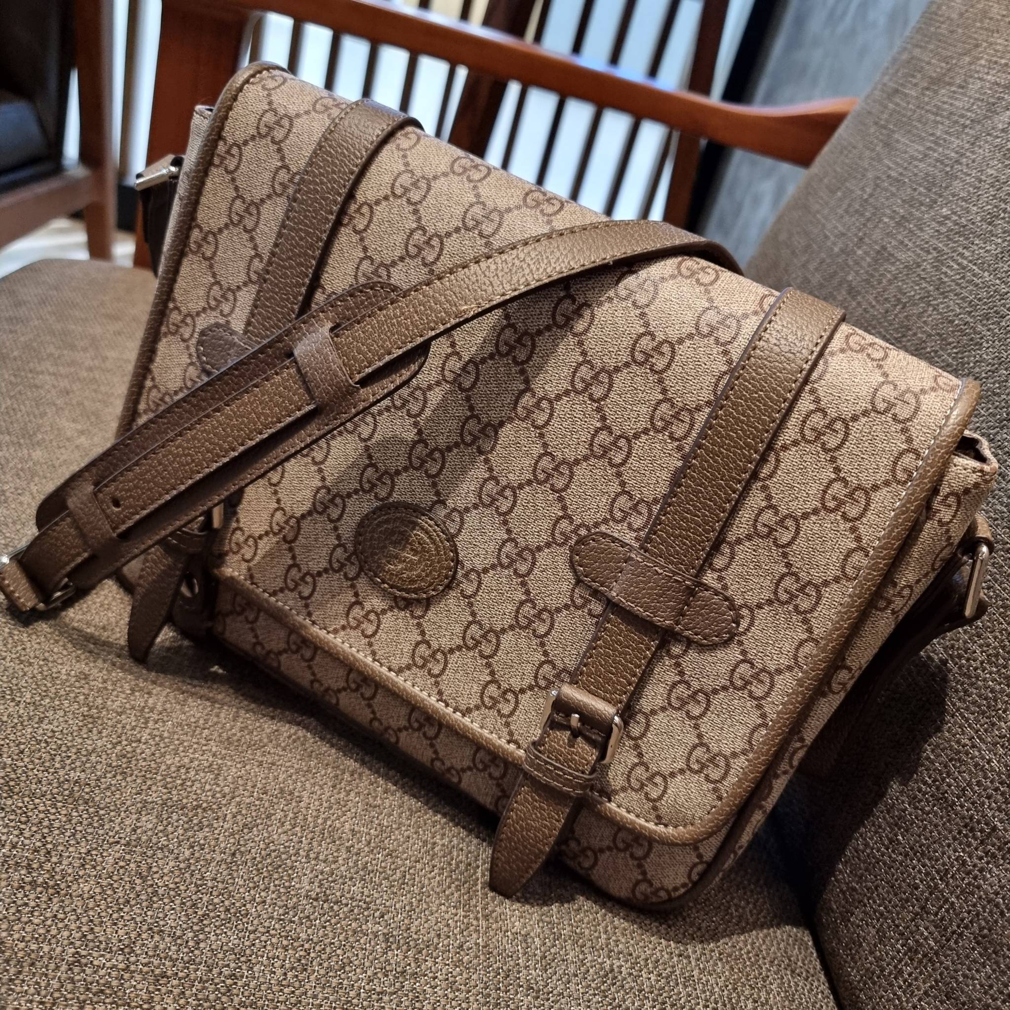 Gucci GG Supreme messenger bag GC MESSENGER VINTAGE BAG กระเป๋าสะพายข้างทรงแมสเซนเจอร์ ย้อนยุค ลุคผู้ดีแบบลูกคุณ ดีไซน์ unisex ใช้ได้ทั้งชายและหญิง พรีเมี่ยมกิ๊ฟวีไอพี วัสดุหนังแคนวาส ใช้งานง่ายด้วยฝาเปิดกระดุมแม่เหล็ก ด้านหลังมีช่องเก็บของจุกจิกได้ ภายใน