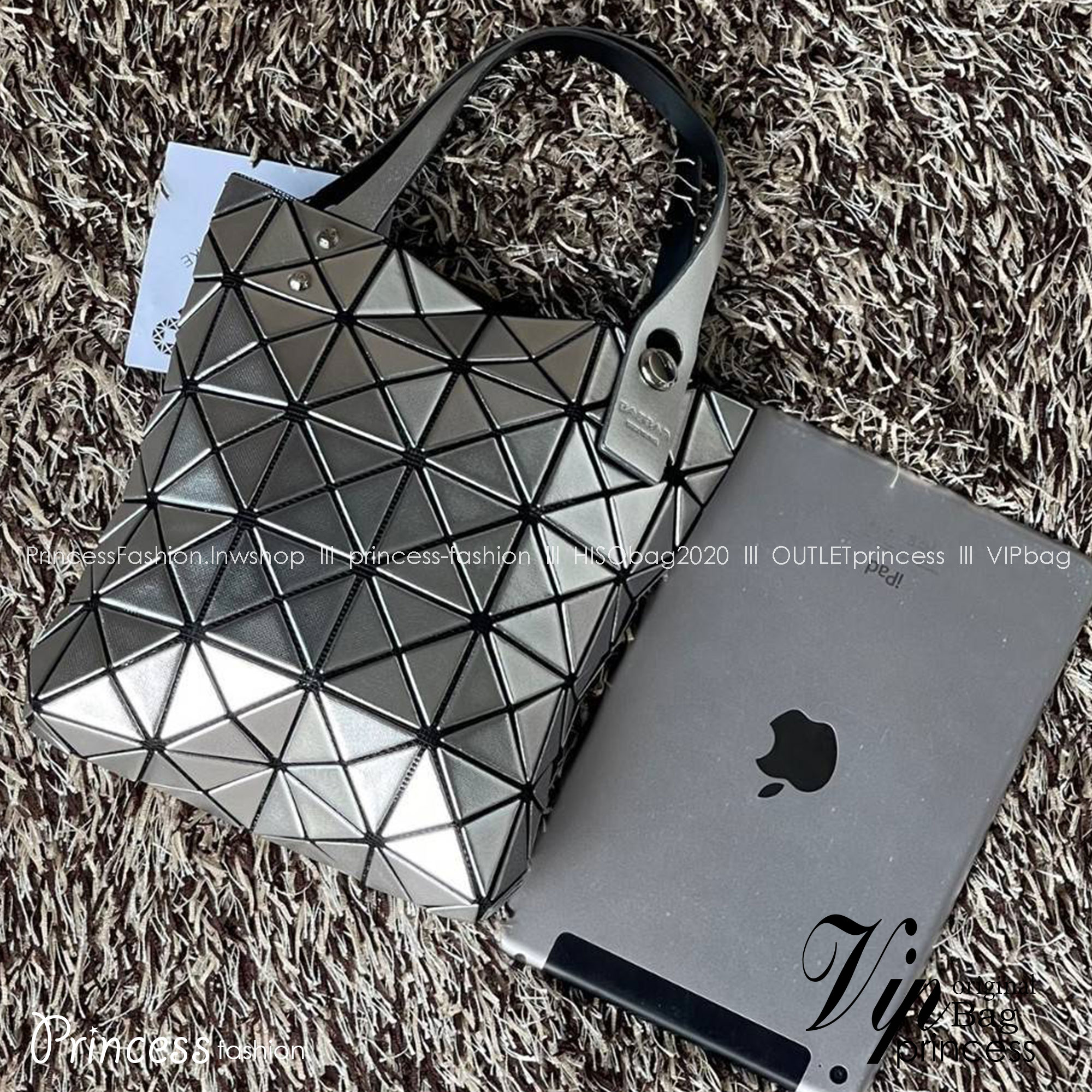 BAO BAO ISSEY MIYAKE PLATINUM COFFRET สะท้อนแสงเพื่อสร้างสินค้าระดับพรีเมียมที่ให้ความเงางามที่เหนือกว่า เพิ่มความหรูหราและโดดเด่นให้กับ เพราะมีความแวววาวและเป็นประกาย