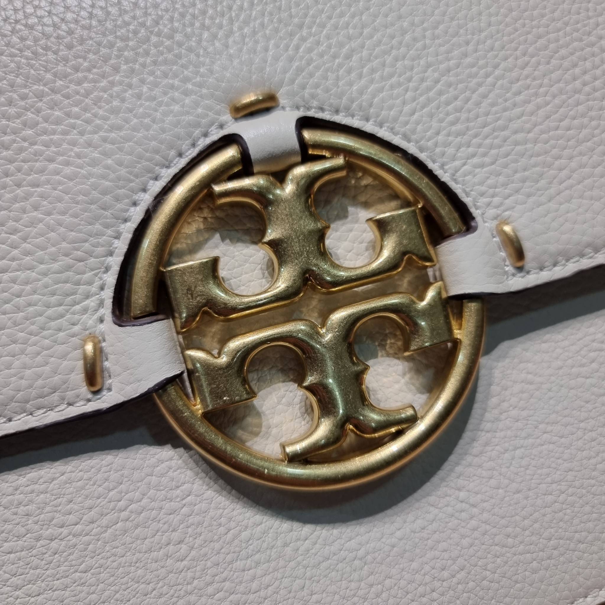 TORY BURCH MILLER SHOULDER BAG / Tory Burch Bag รุ่นยอดนิยม รุ่นหายาก รุ่นที่สาวๆตามหา ใบนี้เลย!! สวยหรู ผู้ดีทุกสี กระเป๋าสะพายไหล่ ดีไซน์อยู่ทรง คลาสสิคแฝงความหรูด้วยโลโก้สีทองอร่ามโดดเด่น