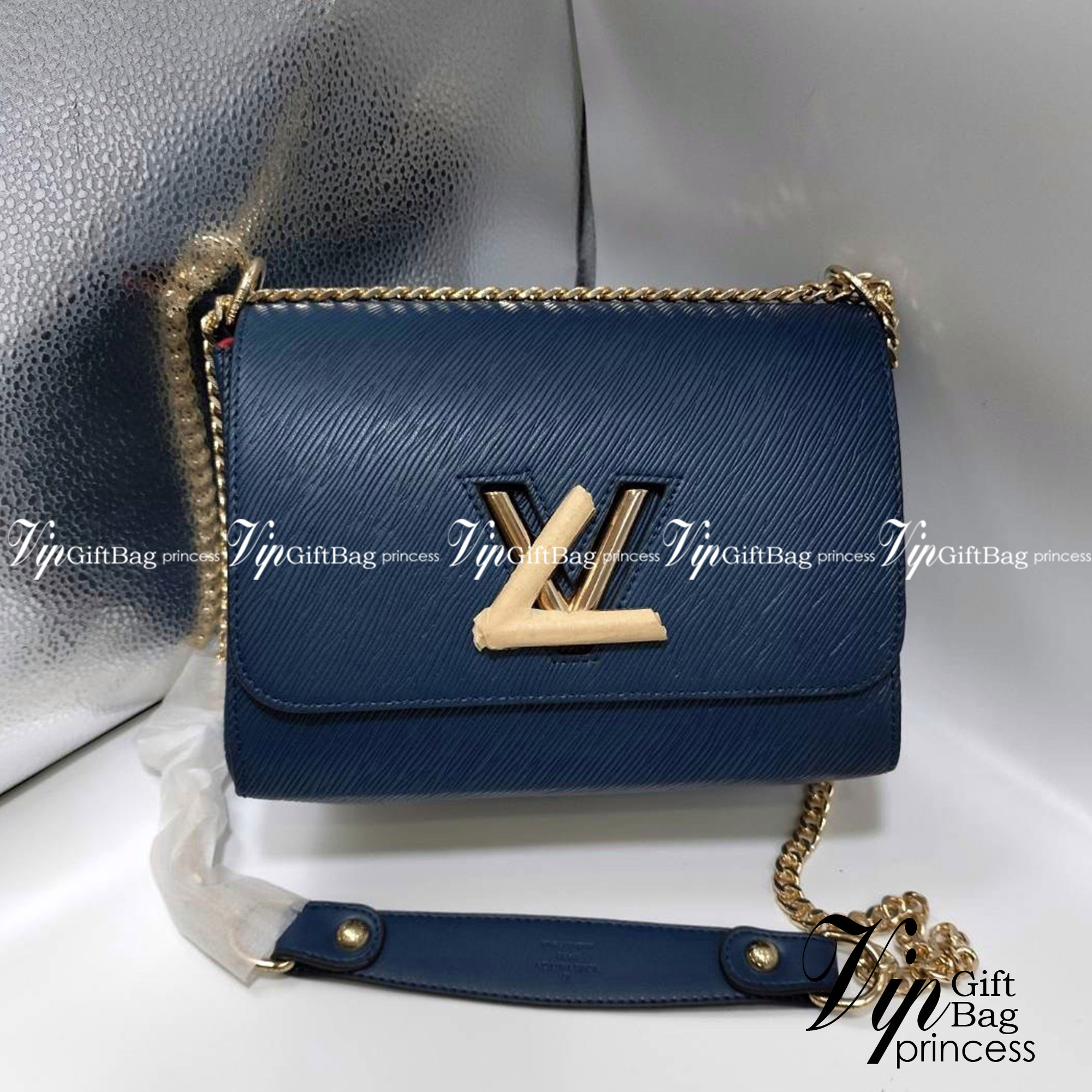 LV Twist MM Epi Leather Handbags หนัง Epi ลายเกรน ตัวล็อก LV Twist สีทองไอคอนิกช่วยเติมเต็มความสมบูรณ์แบบให้กับกระเป๋าได้อย่างลงตัว เหมาะสำหรับการใช้งานเป็น everyday bag หรือถือออกงานก็สวยเลยค่ะ