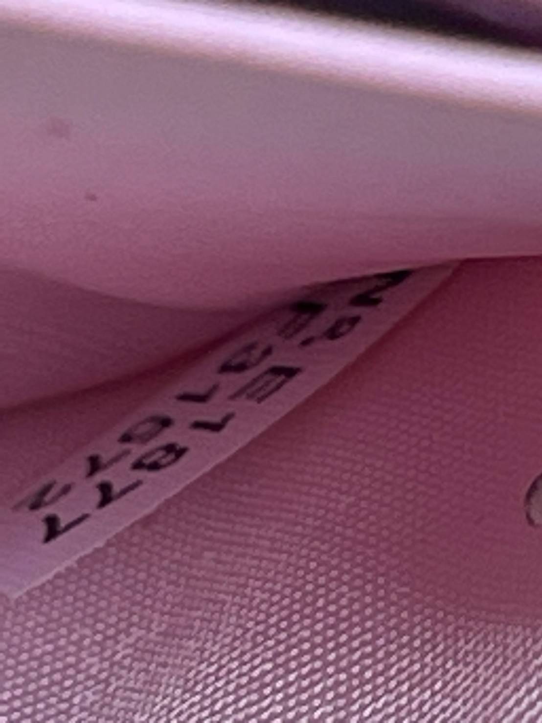 COACH ACCORDION ZIP WALLET IN SIGNATURE CANVAS กระเป๋าสตางค์ใบยาวนี้ที่เหมาะกับการใช้งานทุกรูปแบบ นอกจากเพิ่มความมั่นใจแล้ว ยังทำให้ชีวิตของเราง่ายขึ้นอีกด้วย โดยการเปิดปิดแบบซิปรอบ สามารถใส่ธนบัตร เหรียญ บัตรต่างๆได้หลายใบเลยทีเดียว ขนาดของกระเป๋าสามารถถ