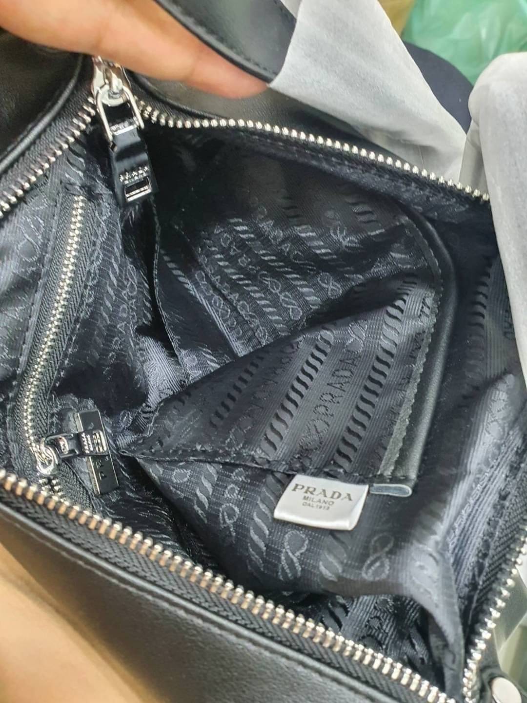 PRADA SHOULDER LEATHER BAG พร้อมส่งที่ไทย เข้าใหม่ สวยหนักมากก จำนวนจำกัดค่ะ! ดีไซด์สวยเก๋ ลุควินเทจ สามารถใช้ไปทำงานพกไปปาร์ตี้สุดเริ่ดไปเลยค่ะ