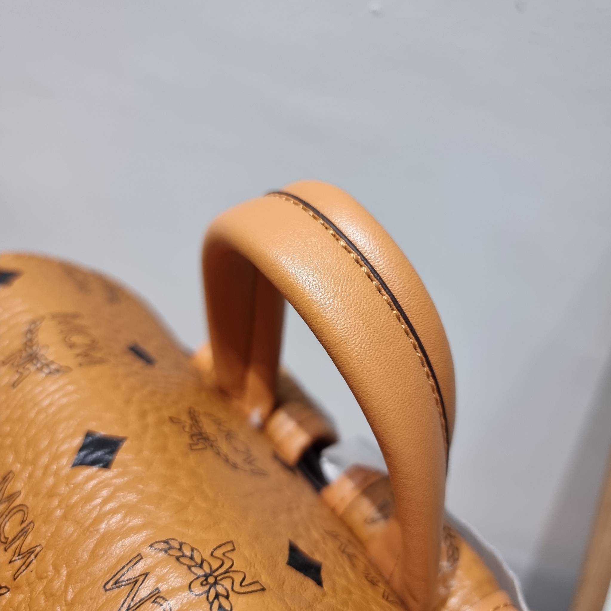 M.C.M SMALL BRANDENBURG BACKPACK IN VISETOS อีกหนึ่งไอเท็ม เอาใจสายเที่ยวแบบจัดหนัก ไม่รู้จะมีใบไหนคุ้มได้มากกว่านี้อีกแล้ว กระเป๋าเป้ใบใหญ่กำลังดี ดีไซน์ไม่ซ้ำใคร ฟังก์ชั่นการใช้งานตอบโจทย์หลายๆคนแน่นอน