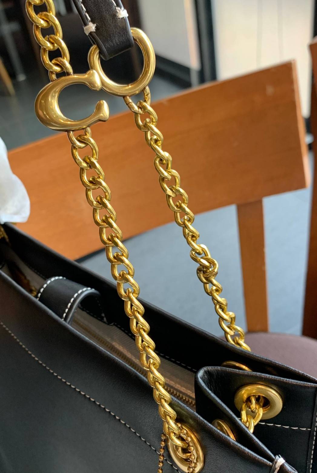 LIMITED EDITION 📣รุ่นใหม่ล่าสุด ยังไม่มีในช๊อปไทยจ้าา❗️ COACH CHAIN CASHIN TOTE ((C6338//C6620)) พร้อมส่ง สินค้าเข้าใหม่ ห้ามพลาดค่าา! กระเป๋าทรงTote สูง สามารถใส่เอกสาร//A4 ได้ วัสดุหนังแท้นิ่ม น้ำหนักเบาค่ะ 🔺จุดเด่นของรุ่นคือสายสะ