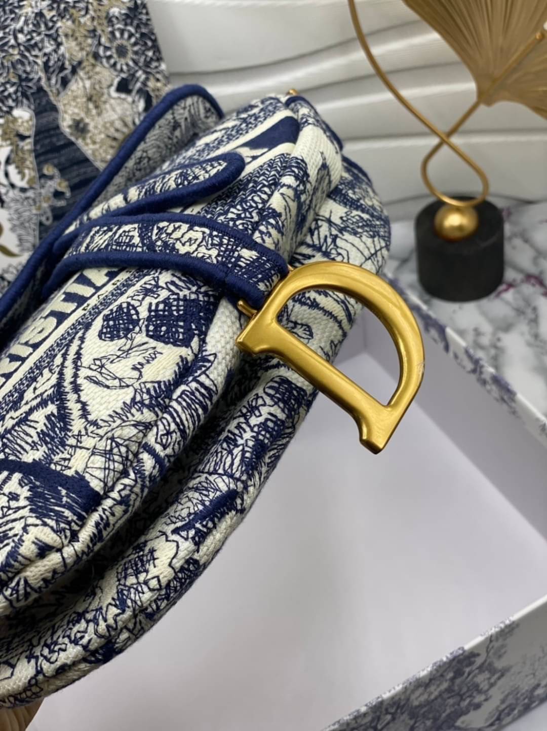 หนังแท้ DIOR SADDLE BAG Toile de Jouy Embroidery กระเป๋ารุ่นยอดนิยมตามแบบฉบับแบรนด์ พร้อมส่งที่ไทย เกรดออริจินอลหนังแท้ ภาพสินค้าถ่ายจากงานขายจริง ใช้งานต่างประเทศได้ค่ะ