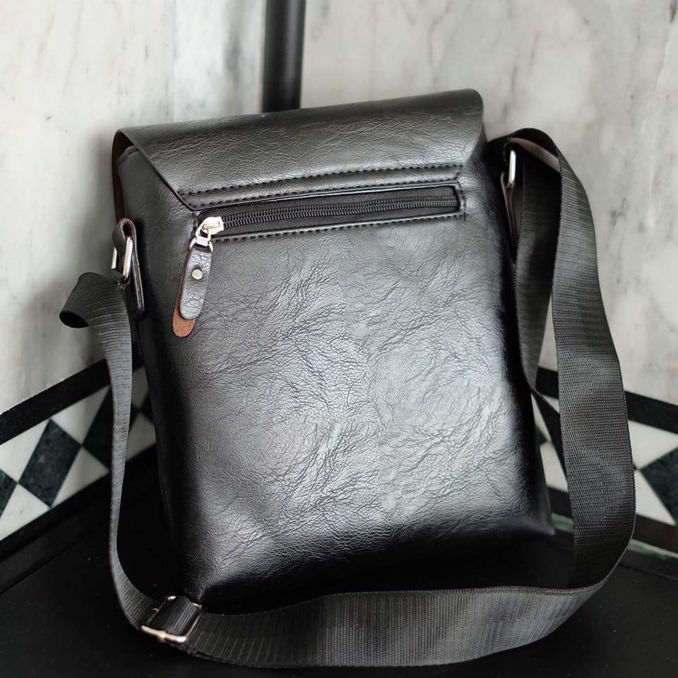 เอาใจหนุ่มๆบ้างค่า สำหรับ messenger bag หนังดี มากๆเลยน้า ลายหนังชัดสวย ใบนี้จากแบรนด์ ดัง Giorgio Armani ตัวกระเป๋าขนาดกำลังดีเลยคะ สีดำ คลาสสิค มีช่องแบ่งเก็บของหลายช่องเป็นสัดส่วนมากๆคะ น้ำหนักเบา จุของคุ้ม สายยาว ปรับได้ free size สามารถสะพาย cross bo
