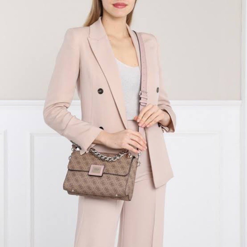 ราคาปังปิ๊นาศ (!!) มากแม่ 💕 GUESS Candace Top Handle Flap Bag กระเป๋าสะพาย Crossbody / คล้องแขน ถือออกงานได้ ทรงน่ารัก จากแบรนด์ GUESS สวยอยู่ทรง ขนาดกำลังดี น้ำหนักเบา ด้านหน้ามีโลโก้แบรนด์อะไหล่ทอง มีอะไหล่โซ่ห้อยด้านหน้าสามารถคล้องแขนและถือได้ 