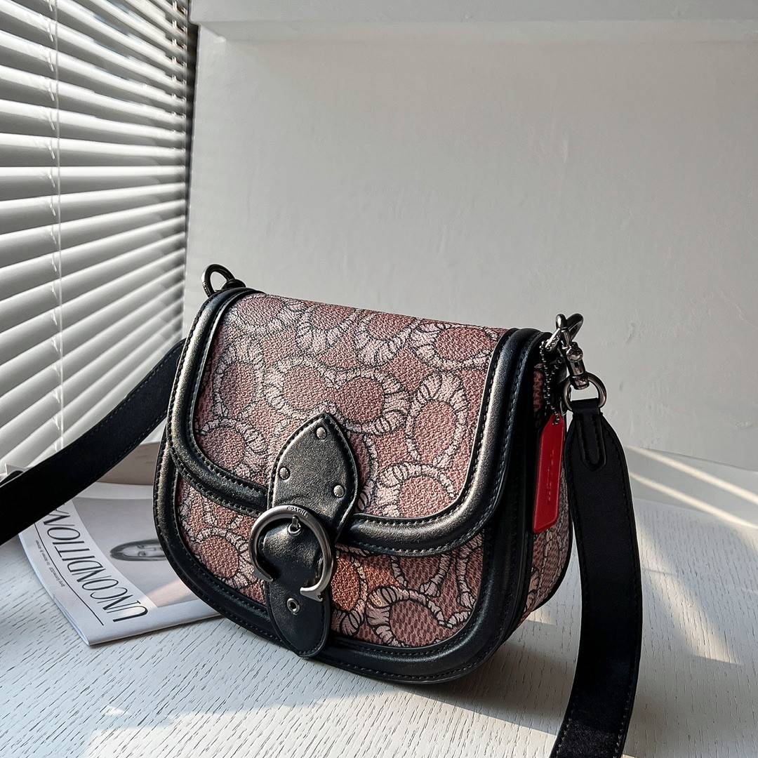 OUTLET 】COACH C6972 COACH x MICHAEL B. JORDAN WITH BEAT SADDLE BAG คอลเลคชั่นใหม่ ดีไซน์สุดชิค มาให้สวยในไทยก่อนใคร กับกระเป๋าทรง saddle ที่พิเศษมากๆมาพร้อมสายสะพาย 2 เส้น ใช้คู่กันหรือแยกสะพายก็สวยครบสูตร กระเป๋าสะพายทรง saddle คลาสสิค วัสดุหนังแคนวาสสลั