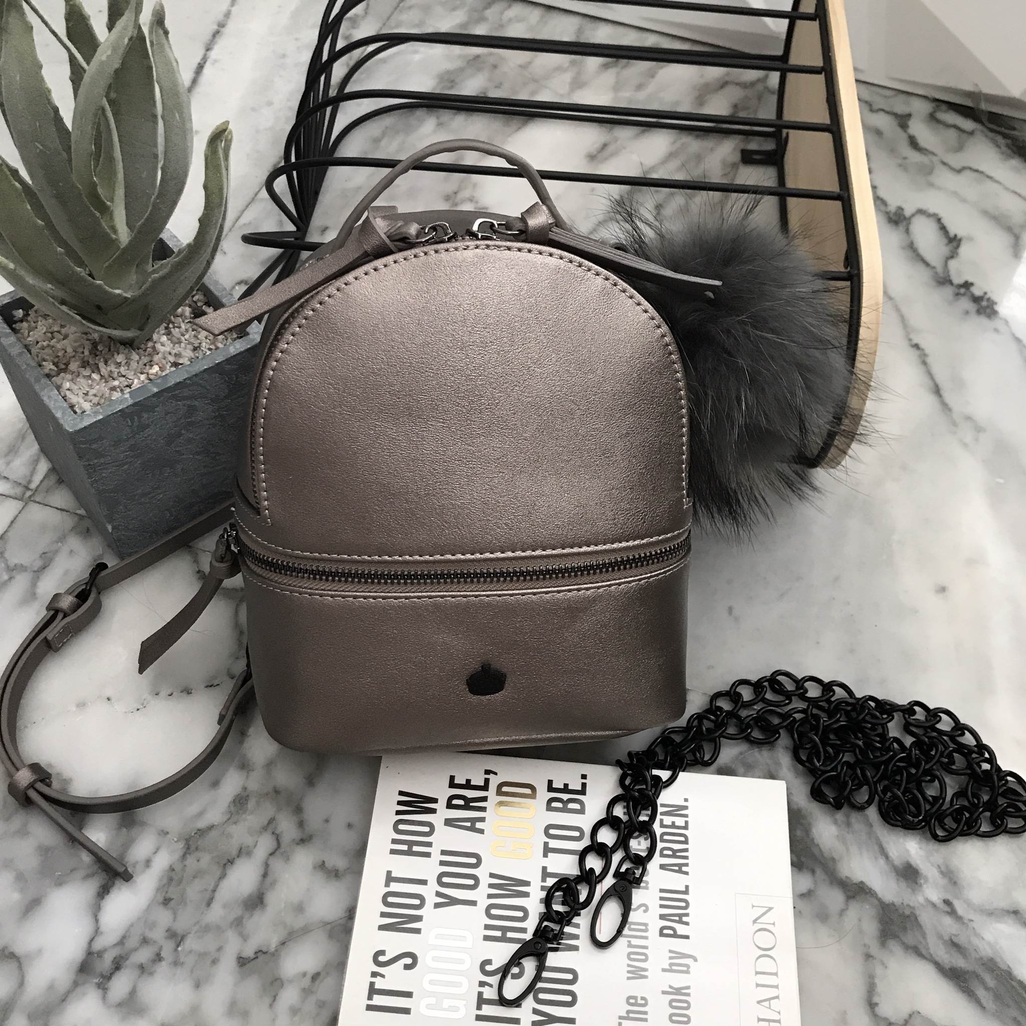 สินค้ารุ่นใหม่สัปดาห์นี้ ค๊า เป้ มินิ รุ่นใหม่ ได้ Look Minimal style แฝงความน่ารักนิดๆ ต้องใบนี้เลยค๊า KEEP ' All-day backpack with shoulder strap ' 📍ความพิเศษ คือ สาย ถอดได้ปรับเปลี่ยนได้ตามการใช้งาน (สะพายหลัง-สะพายข้างลำตัว ) ใน set 