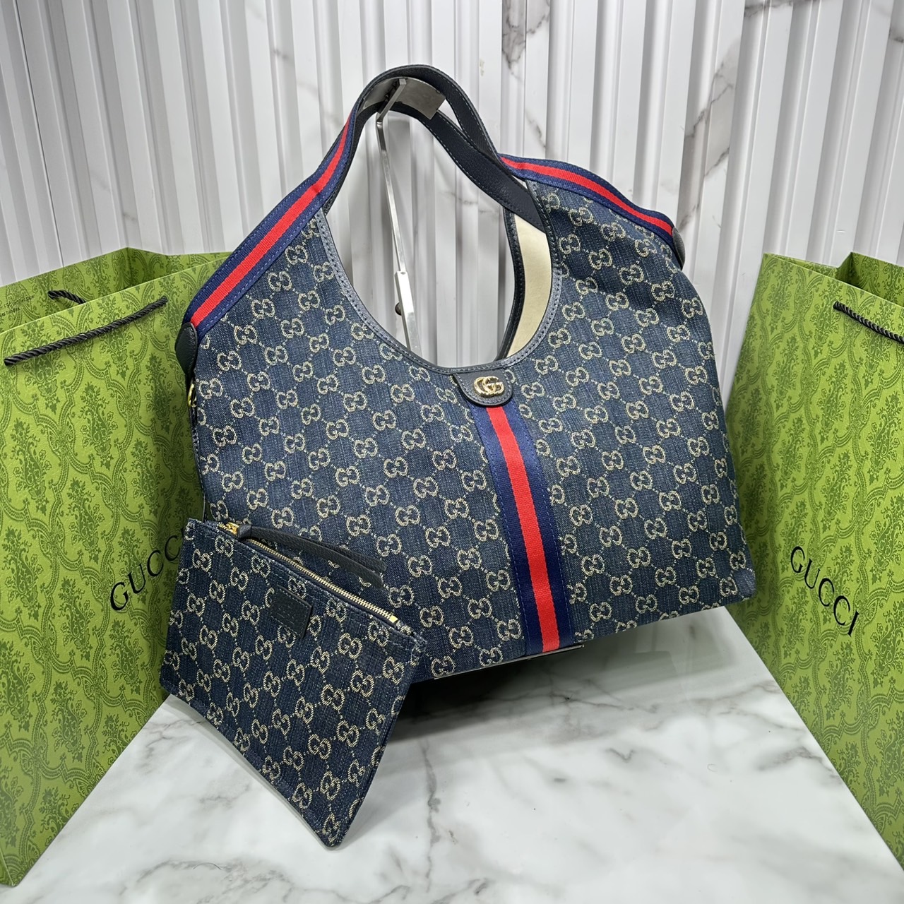 ORI หนังแท้ | Gucci Giglio Large tote bag / Monogram / Denim กระเป๋าทรงสะพายทรงโท้ทใบใหญ่ ดีไซน์ใหม่ล่าสุด สวยหรู่เท่มาก มาพร้อมใบเล็กเข้าเซ็ท พร้อมสายสะพายยาวเขียวแดงเป็นเอกลักษณ์ ภายในโล่งกว้าง จุของได้เยอะจุใจ