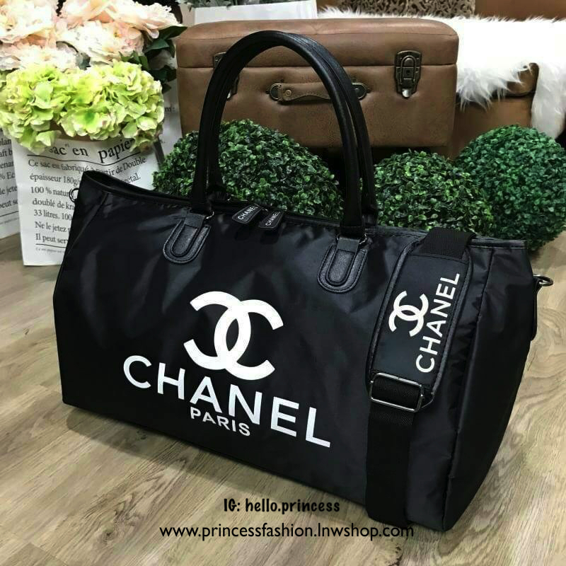 CHANEL Large Travel Bag กระเป๋าเดินทางของเเท้จาก Chanel Perfumes Counter VIP Gift With Purchase วัสดุ NYLON & Polyester 100% เนื้อหนาสีดำด้านหน้าสกรีนโลโก้ ใบใหญ่จุใจค่ะสามารถใส่เสื้อผ้ารองเท้า เอกสาร ของใช้ได้เยอะ น้ำหนักเบา กันนำ้ดูแลรักษาทำความสะอาดง่า