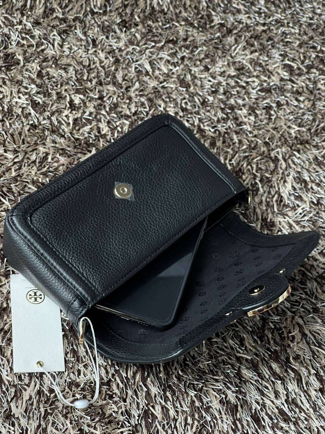 Tory Burch mini Amanda Leather crossbody bag กระเป๋าสะพายทรงครอสบอดี้ ที่ดูเรียบง่ายแต่ยังคงเสน่ห์ความเป็นTory ด้วยโลโก้ที่เป็นซิกเนเจอร์ มีฟังก์ชั่นการใช้งานที่ง่าย และคล่องตัว ทำให้สะดวกใช้งานได้ทุกที่ทุกเวลา สุดคลาสสิกและดูแพงด้วยโลโก้ด้านหน้าอะไหล่สีท