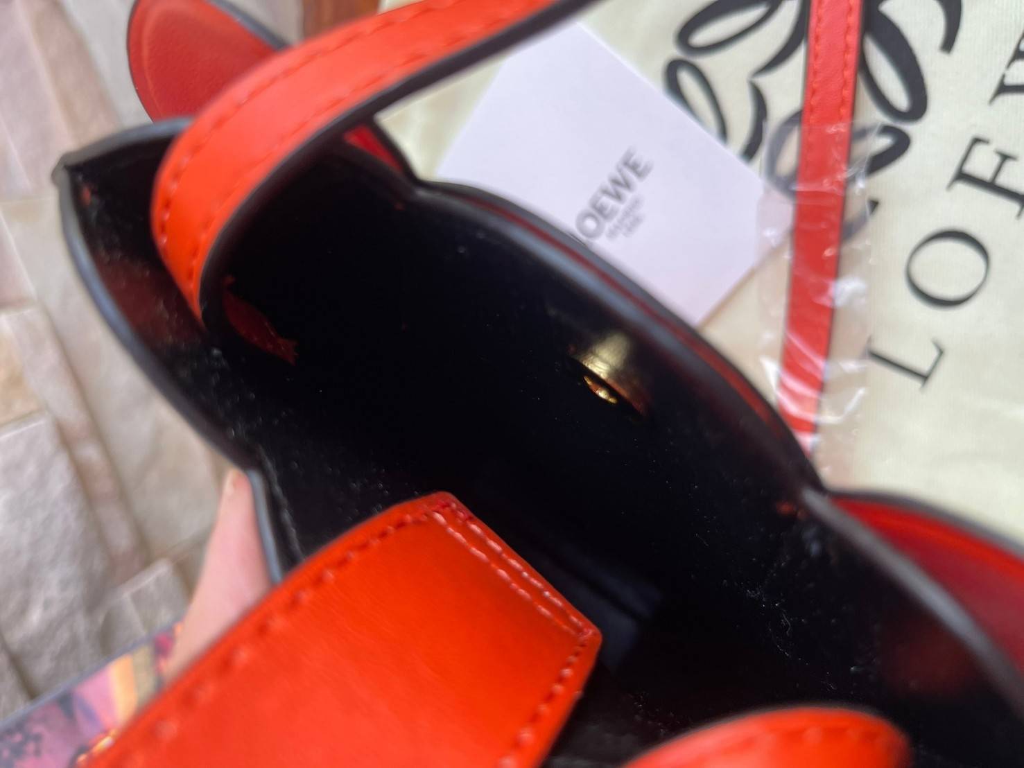 Loewe Leather Elephant Phone Holder แบรนด์หรูจากประเทศสเปนอย่าง โลเอเว่ (LOEWE) หลายๆคนคงนึกถึงกระเป๋ารูปทรงช้างขนาดเล็ก ที่เป็นเหมือนหนึ่งในซิกเนเจอร์ของแบรนด์ มีทั้งแบบสะพายข้าง แบบถือ รวมไปถึงในแบบเครื่องหนังชิ้นเล็กอย่างกระเป๋าใส่มือถือรุ่นนี้ ผลิตจาก