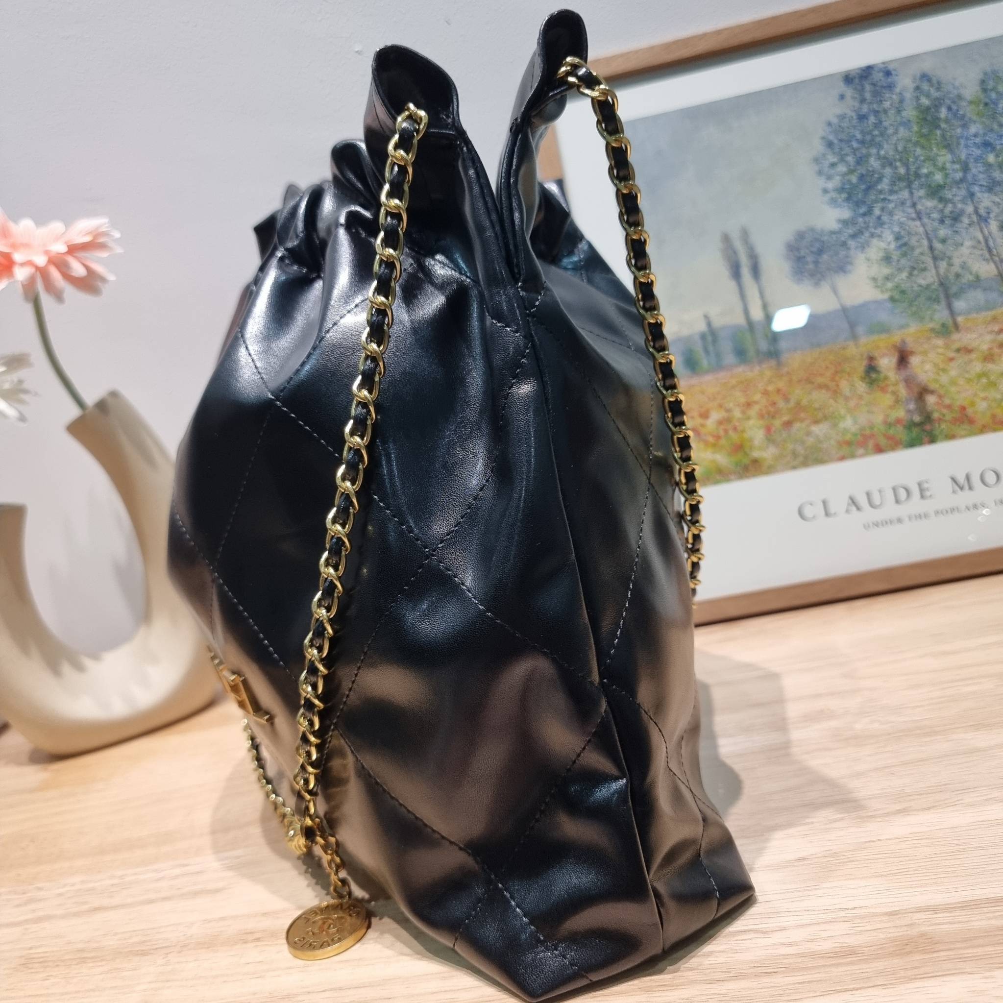 Chanel ss22 Logo CC shopping tote / Chanel 22 handbag มาแรงที่สุดในตอนนี้ก็คือรุ่นนี้เลย ใช้งานง่ายรุ่นนี้สามารถใช้ได้ทั้งผู้หญิงและผู้ชายน้า เกินต้านที่สุดกับไอเท็มนี้ ที่สาวๆหรือใครๆก็ต้องมีแล้ว!! แค่เห็นก็หลงรัก กระเป๋าทรงสวย