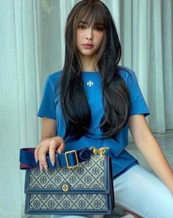Tory burch t monogram jacquard shoulder bag คอลเลคชั่น T Monogram สำหรับคอลเลคชั่นฤดูใบไม้ผลิ 2021 เราสร้างสรรค์ลายโมโนแกรมที่ได้รับแรงบันดาลใจมาจากลวดลายการถักทอผ้าห่มของชาว Pennsylvania Dutch แบบดั้งเดิม เป็นการเฉลิมฉลองโลโก้สุดไอคอนนิคของแบรนด์ โดดเด่น