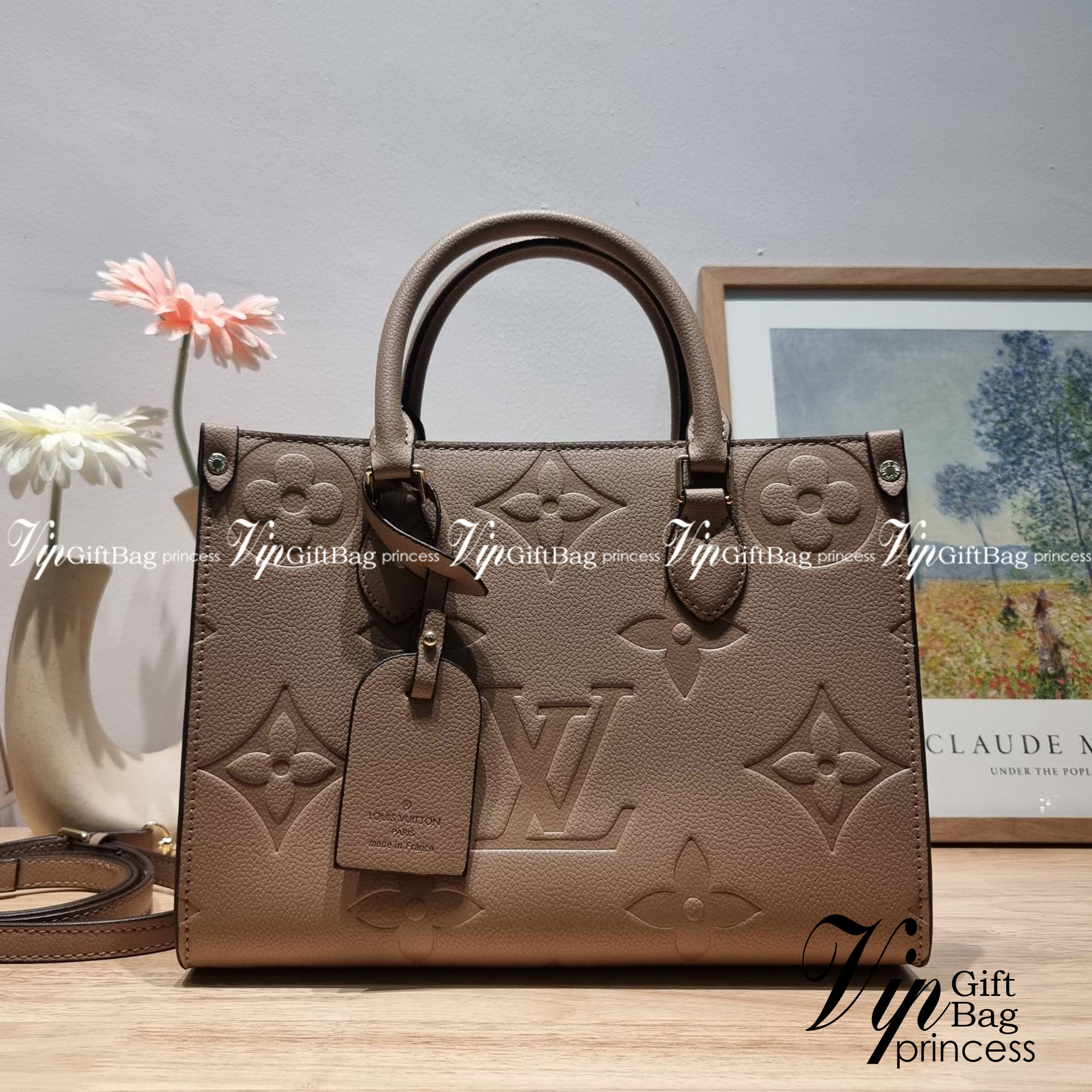 LV Onthego / LV crossbody tote bag กระเป๋าทรงโท้ทเวอร์ชั่นดั้งเดิม ที่คลาสสิค ผู้ดี หรูหรา โทนสีใช้งานง่าย ได้ทุกลุค ทุกสไตล์ วัสดุหนังลูกวัว ผิวลายเกรน มาพร้อมหูจับในตัว คล้องแขนก็ดูแพง หรือจะเกี่ยวสายครอสสะพายก็อัพลุคได้เลย ภายในโล่งกว้างมาก มีอะไหล่เกี