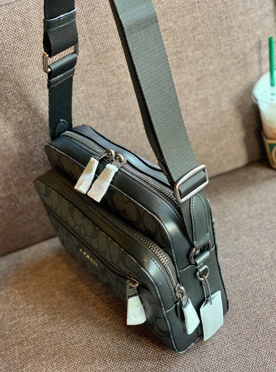 พร้อมสีออกใหม่ ห้ามพลาดค่าา!! COACH WEST CAMERA BAG IN SIGNATURE ((91485)) 🔺กลับมาตามคำเรียกร้องค่าา! กระเป๋าสะพายผู้ชาย((ผู้หญิงก็ใช่สวยทีเดียวค่ะ😘)) หนังแท้ ล่ยหนังCanvasสวยค่ะ มีช่องซิปหน้า//ช่องซิปกลางกว้าง//ช่องหลักแบบซิปคู่ ใส่สัมภาร