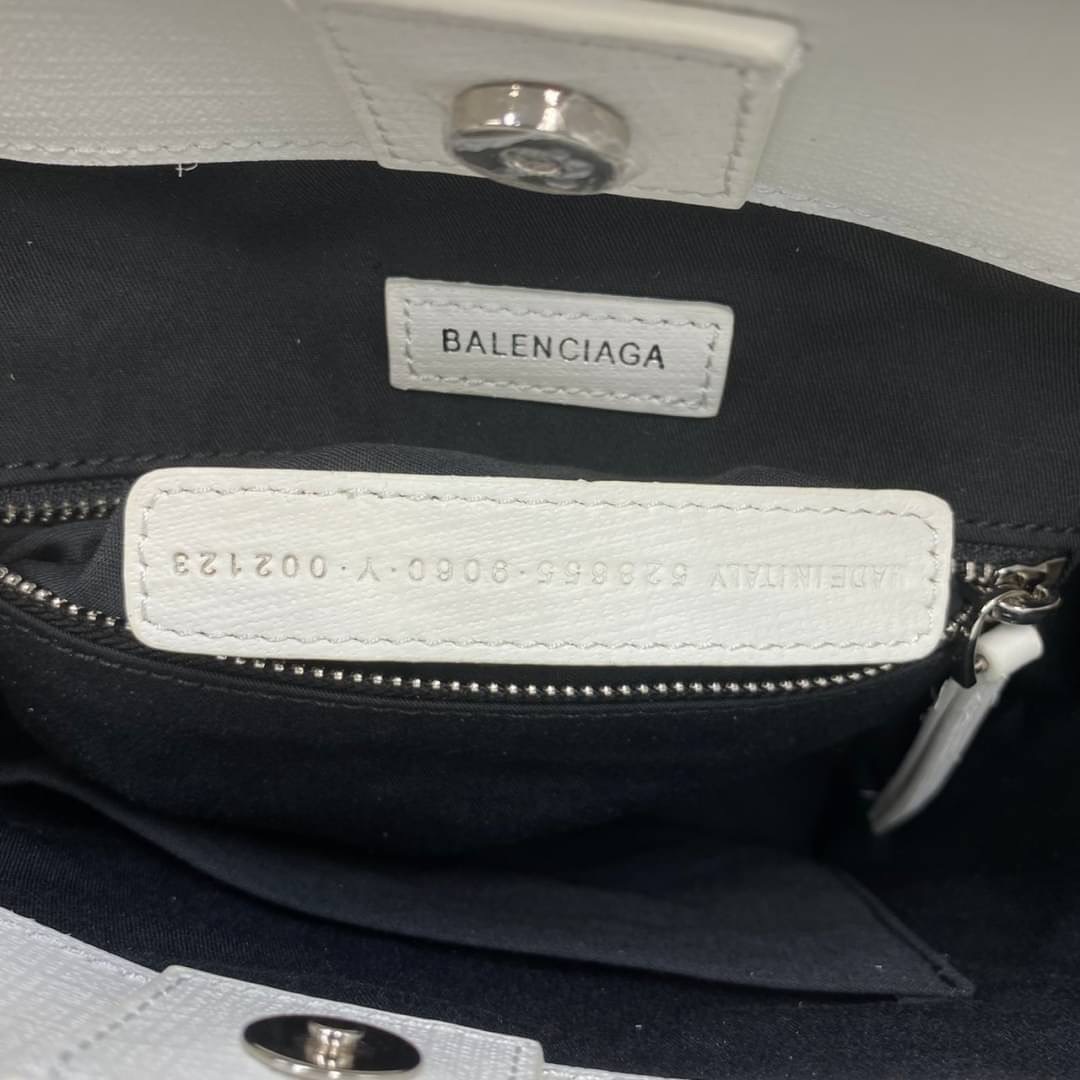 หนังแท้ BALENCIAGA XXS TOTE / Balenciaga shopping tote xxs พกกระเป๋าช้อปปิ้ง ไปทุกที่ในฤดูกาลนี้ ดีไซน์ที่ใช้ได้ทุกวันตั้งแต่หนังแบบมีเท็กซ์เจอร์ ภาพสินค้าถ่ายจากงานขายจริง ใช้งานต่างประเทศได้
