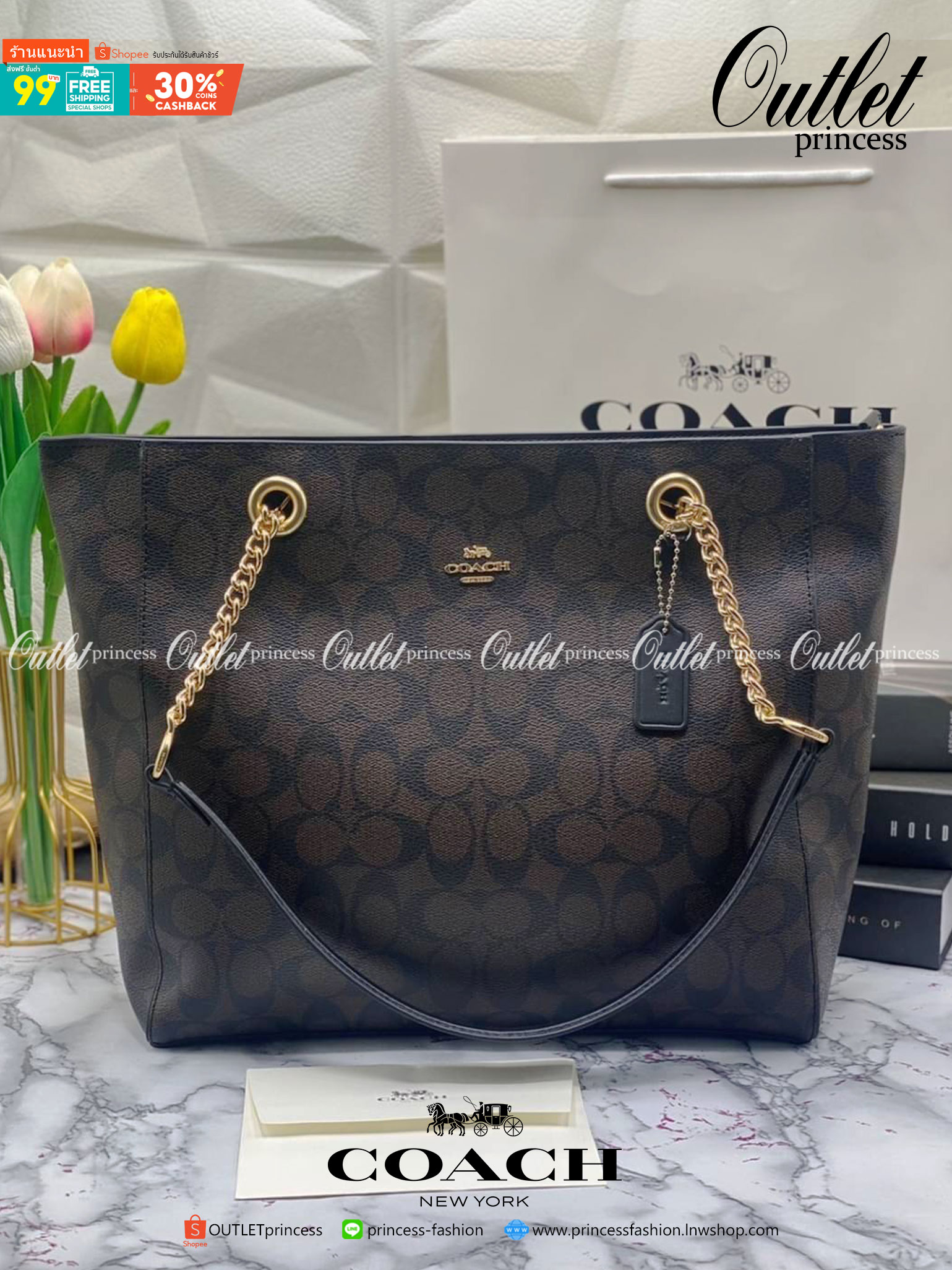 COACH Tote in Signature Canvas Bag กระเป๋าสะพายทรงช้อปปิ้ง สายกระเป๋าเป็นหนังสลับโซ่ทองสวยงาม เพิ่มความหรูหรา ภายในโล่งกว้างใส่ของได้เยอะมาก วัสดุ Canvas เคลือบลายซิกเนเจอร์และหนัง พร้อมซิปกลางเก็บของได้มิดชิดเลยค่ะ มี 3 สี น้ำตาล ดำ ขาว