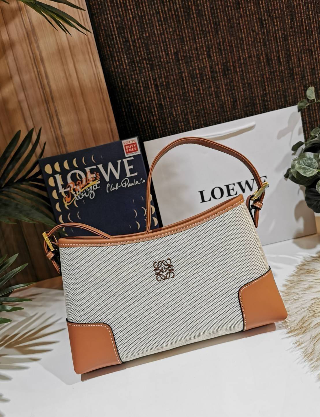 LOEWE SHOULDER BAG VIP GIFT WITH PURCHASE (GWP) พรีเมี่ยมกิ๊ฟ Limited จาก LOEWE PERFUME DUTYFREE COUNTER รุ่นใหม่วัสดุ Canvas Fabric ผสมผสานหนังแท้ CalfSkin ดีไซน์และโทนสีลงตัวสุดคลาสสิค เปิดปิดด้วยซิปแบรนด์อะไหล่ทอง ภายในโล่งกว้างซับในผ้าฝ้ายลายก้างปลาคง