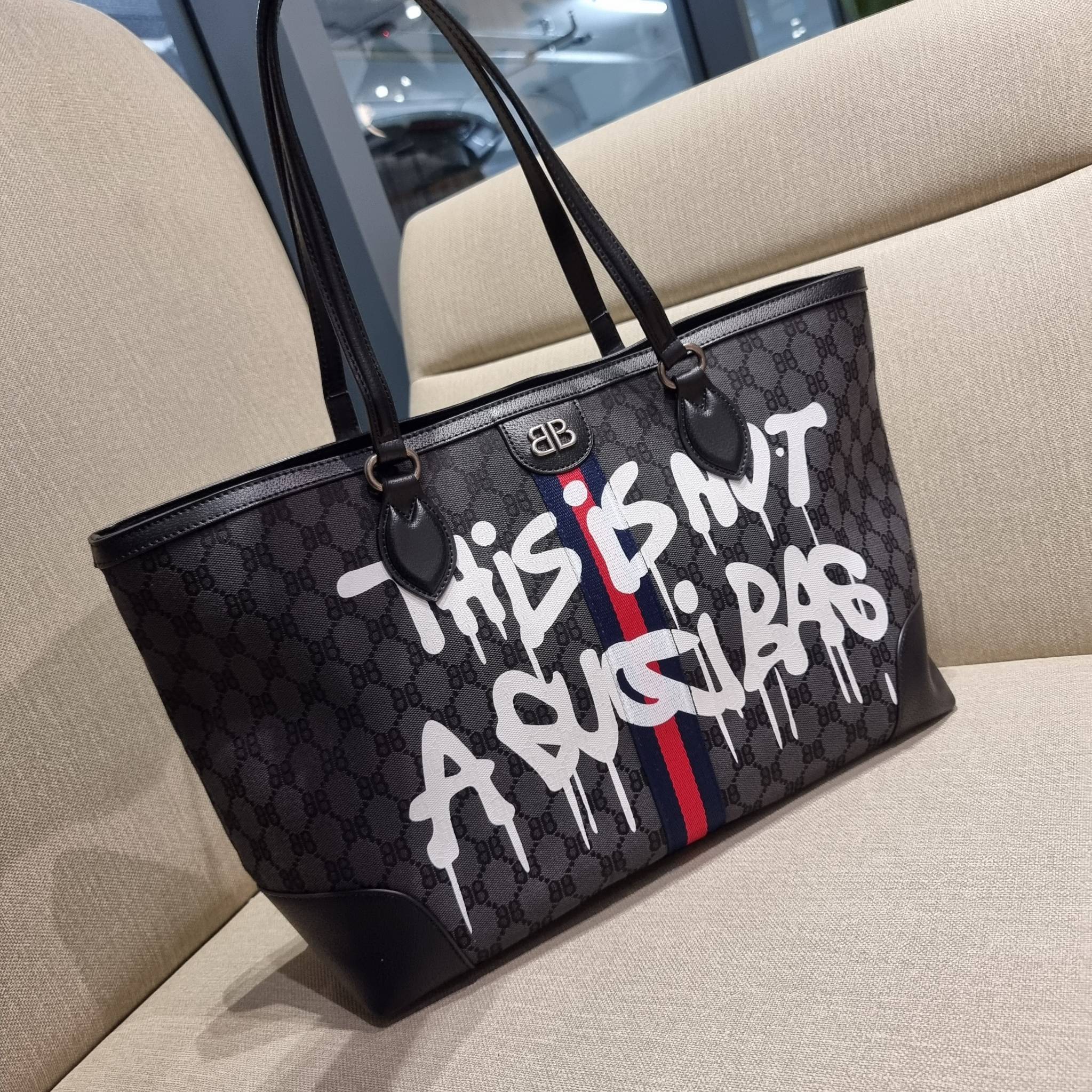 GG×BALEN MEDIUM OPHIDIA TOTE สุดครีเอท กับกระเป๋าช้อปปิ้งทรงโท้ท ใบใหญ่ สุดคุ้ม!! โดดเด่นด้วยลวดลายเพ้นท์กราฟฟิตี้ วัสดุผ้าแคนวาส ตัดแต่งเล่นขอบด้วยหนังแท้ ภายในโล่งกว้างมาก ใส่ของได้สบาย หิ้วไปเที่ยวต่างจังหวัด สะพายไปต่างประเทศตามใจ!! เลิศตรงที่ดีไซน์ใบ