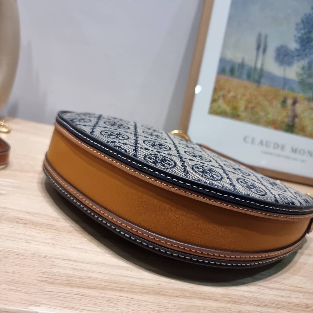 Tory Burch T Monogram Mini Crescent Bag / TORY BURCH T MONOGRAM MINI JACQUARD CRESCENT BAG ร้อนแรงกว่านี้ไม่มีแล้ว กับไอเท็มที่เซเลปรีวิวเยอะมาก!! สาวๆตามหากันไปอีก กระเป๋าทรง half moon ที่ดีไซน์บนผ้า jacquard ลวดลายซิกเนเจอร์ เรียบหรู ผู้ดีมากแม่!
