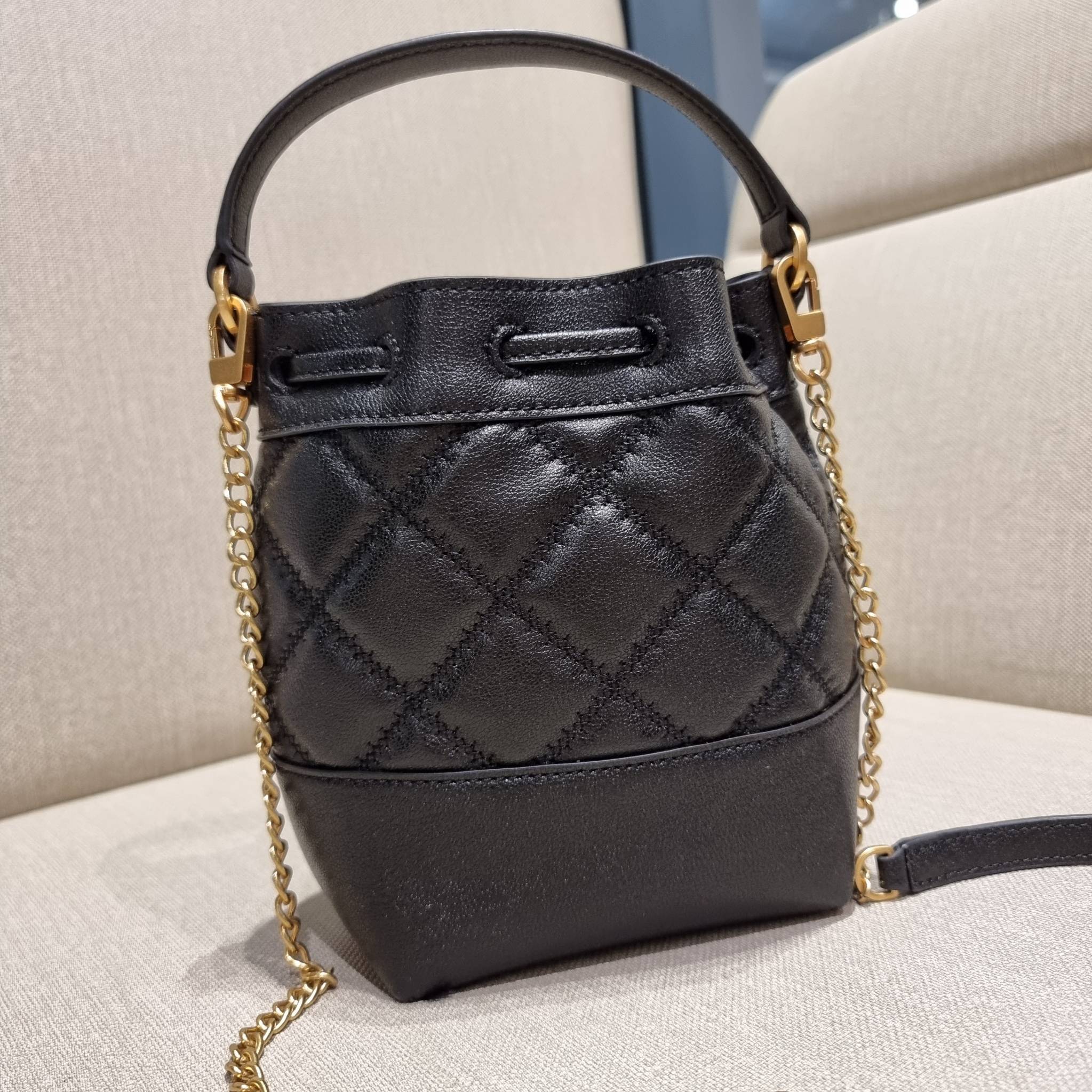 TORY BURCH WILLA MINI BUCKET BAG NEW ARRIVAL สุดปัง กระเป๋าสะพายทรงบัคเก็ต สวยผู้ดี โดดเด่นด้วยโลโก้สีทองดูหรู อัพลุคผู้ดี๊ผู้ดี วัสดุหนังแท้ ดีไซน์บุนวม เส้นคมดีเทลหรู เปิด-ปิดหนังรูดปากกระเป๋า มีหูหิ้วในตัว คล้องแขนเก๋ๆ ภายในเป็นช่องโล่ง มีช่องย่อย ใส่ข