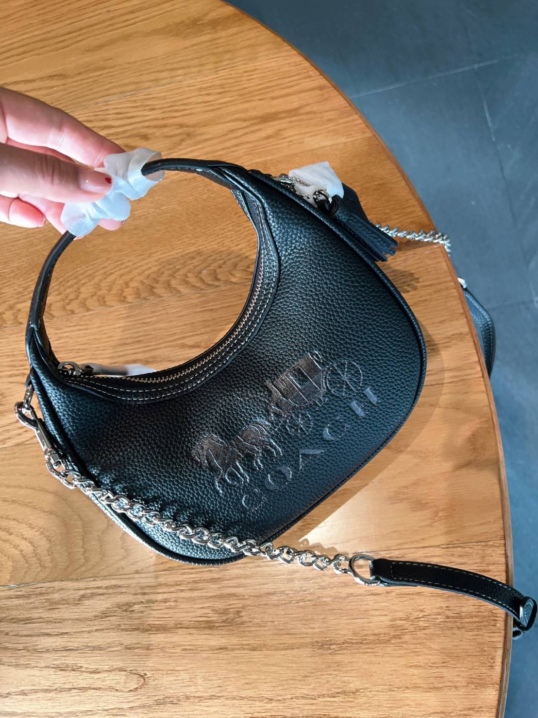 COACH CARMEN MINI CROSSBODY BAG กระเป๋ารูปทรงพระจันทร์โค้งมน น่ารักน่าใช้มากๆ!! เกรดท็อปออริ เกรดดีสุด สลับแท้ 1:1 ใช้ต่างประเทศได้