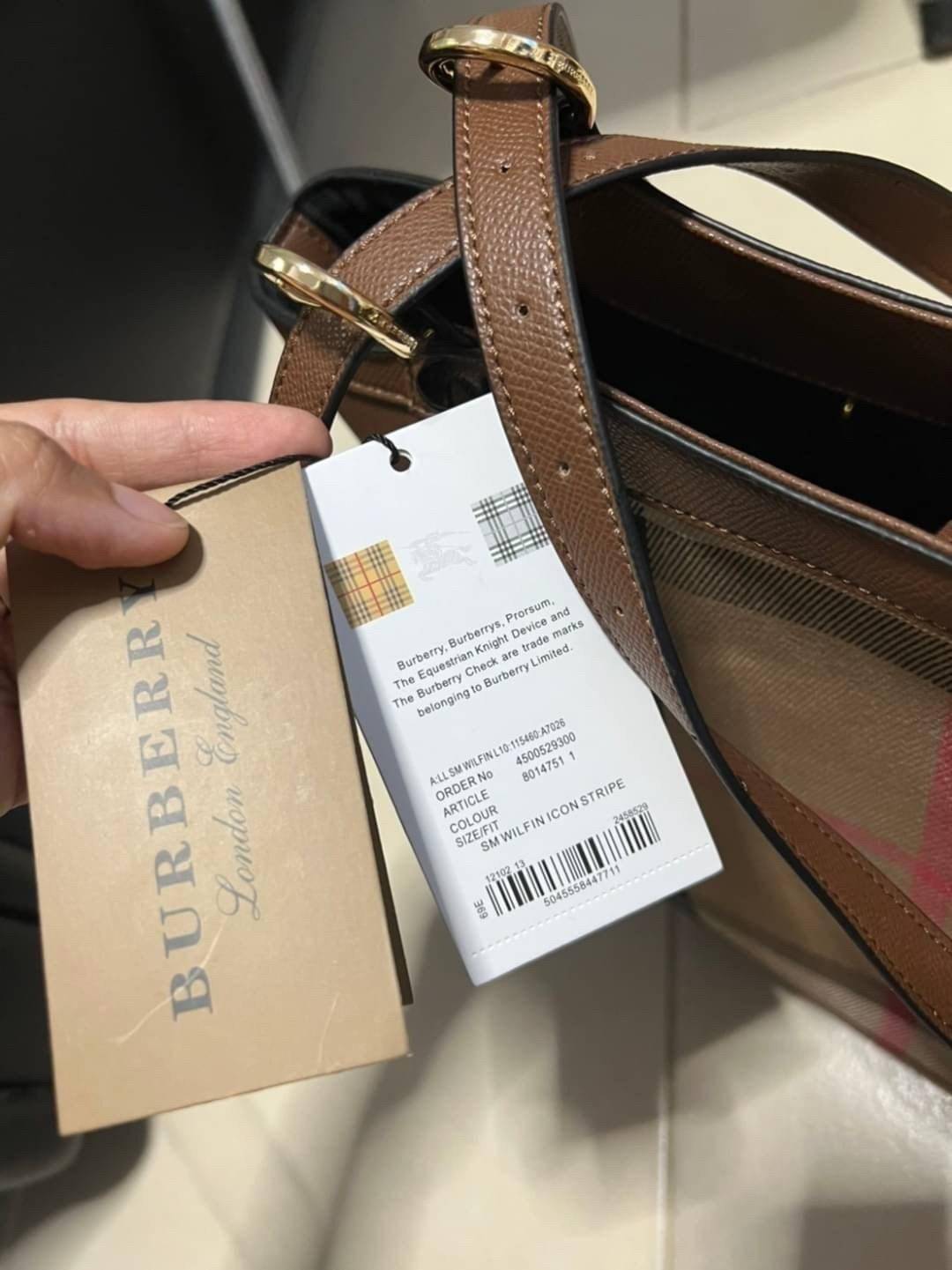 Burberry House Check Derby Canterbury Leather Tote / Burberry Tote Bag กระเป๋าถือหรือสะพายไหล่ วัสดุ canvas +หนังแท้ ภายในโล่ง มี1ช่องซิปและ2ช่องเล็กใส่ตังค์ใส่บัตร น้ำหนักเบา จุของได้เยอะ ครบจบใบเดียวทั้งเที่ยวและไปทำงานคุ้มสุดๆ ไม่ควรพลาดเลยค่า